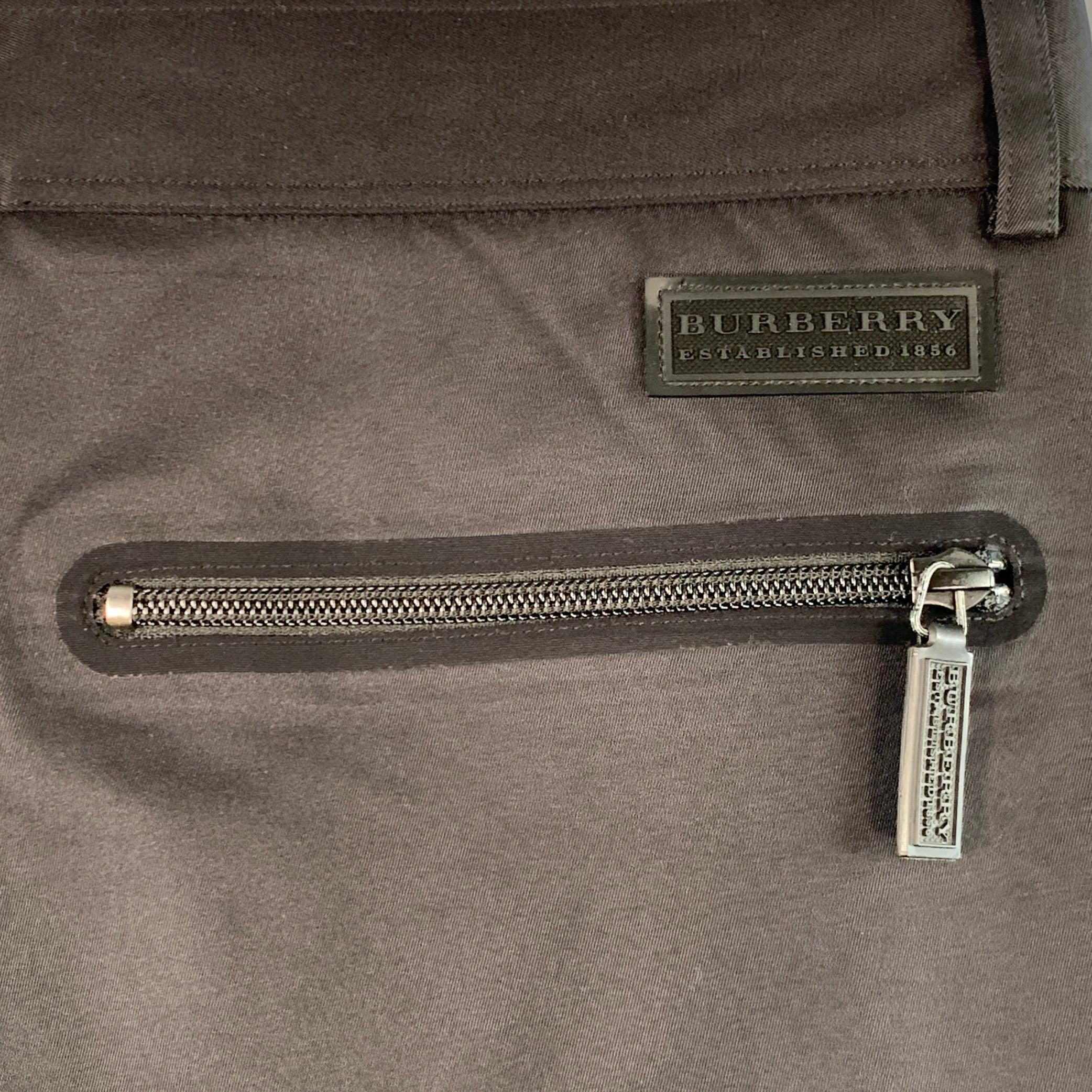 Uomo Burberry Taglia M Pantaloni casual dritti in poliestere nero con tasche a cerniera in vendita