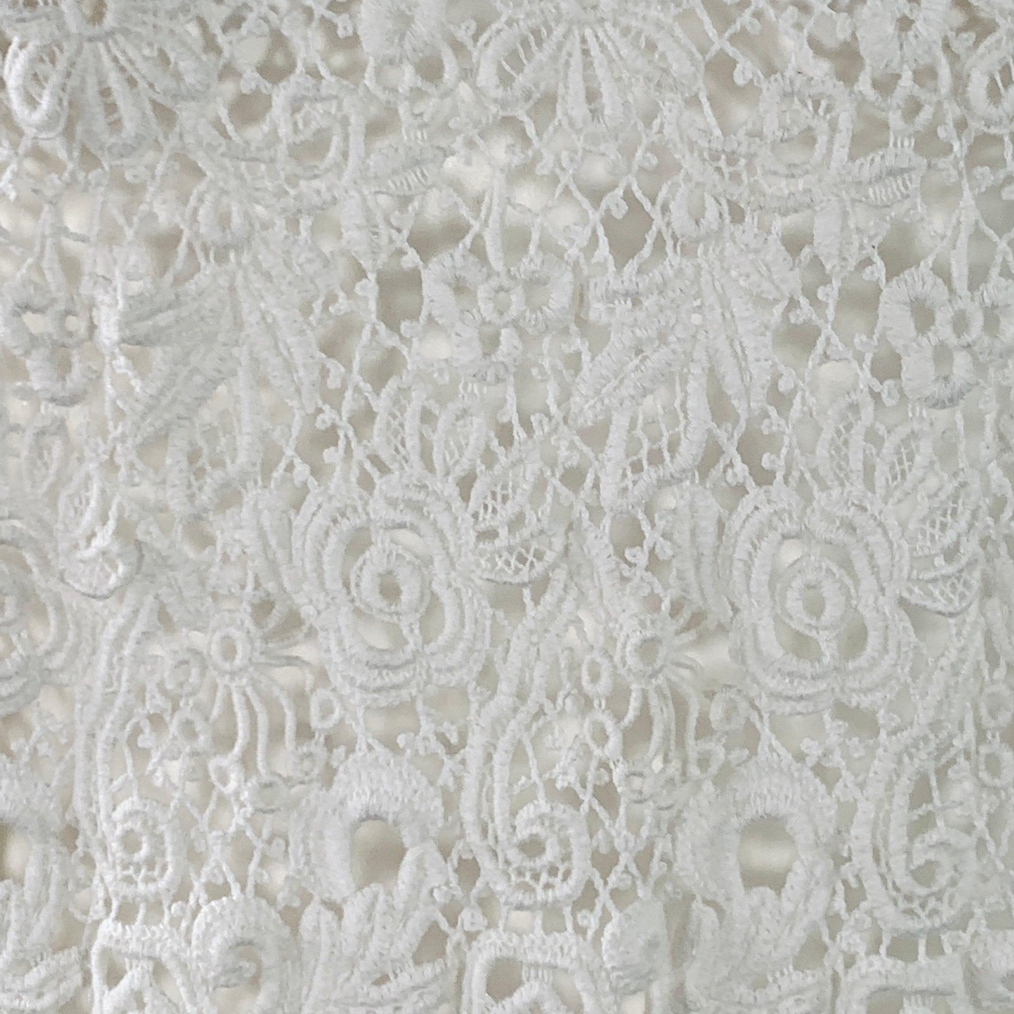 Camicetta Burberry
in pizzo guipure di misto cotone bianco con maniche lunghe, polsini e orlo a costine e chiusura a un bottone sul retro. Made in Poland.Eccellente condizione di usato. 

Contrassegnato:   M 

Misure: 
 
Spalla: 24 pollici Busto: 42