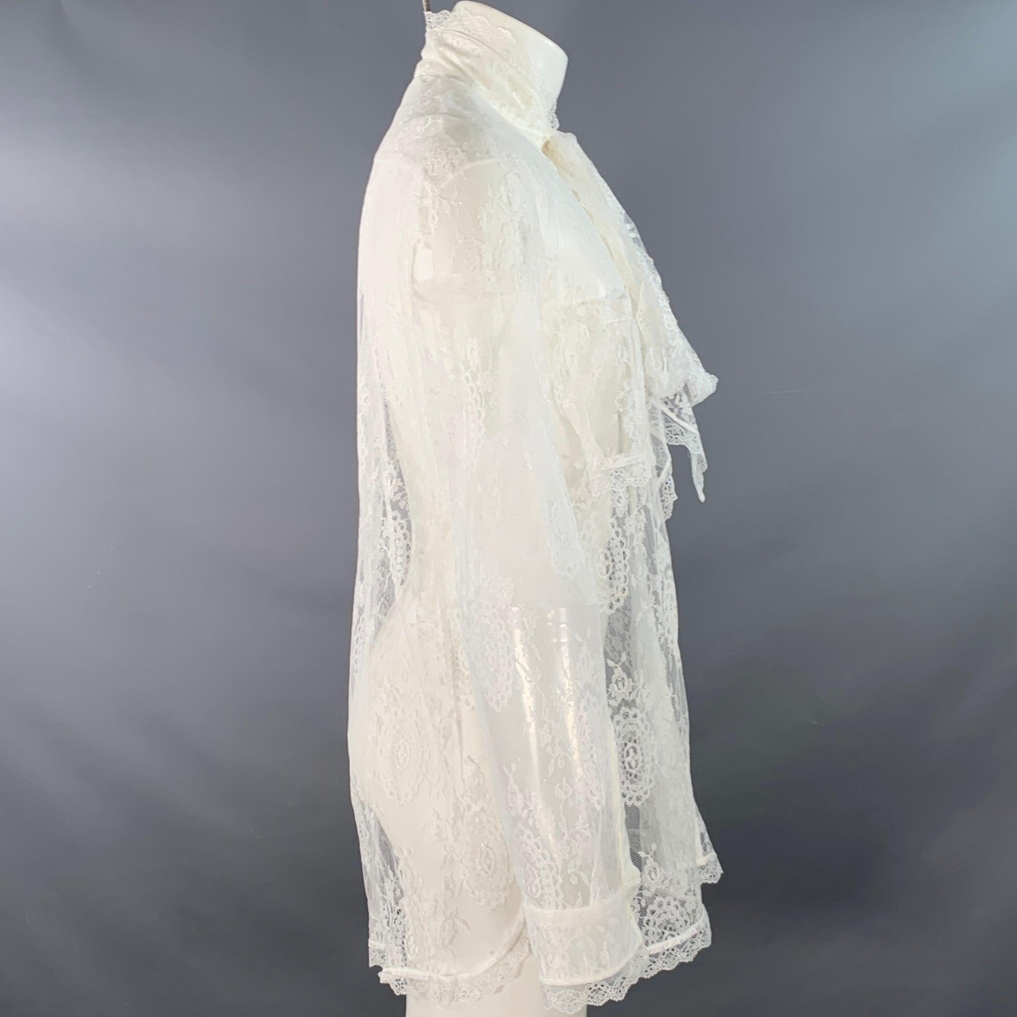 Chemise à manches longues en dentelle de viscose mélangée blanche de Burberry, dotée de deux poches poitrine, d'une fermeture boutonnée et d'un nœud papillon. Fabriqué en Italie. Nouveau avec étiquettes. 

Marqué :   M 

Mesures : 
 
Épaule : 18