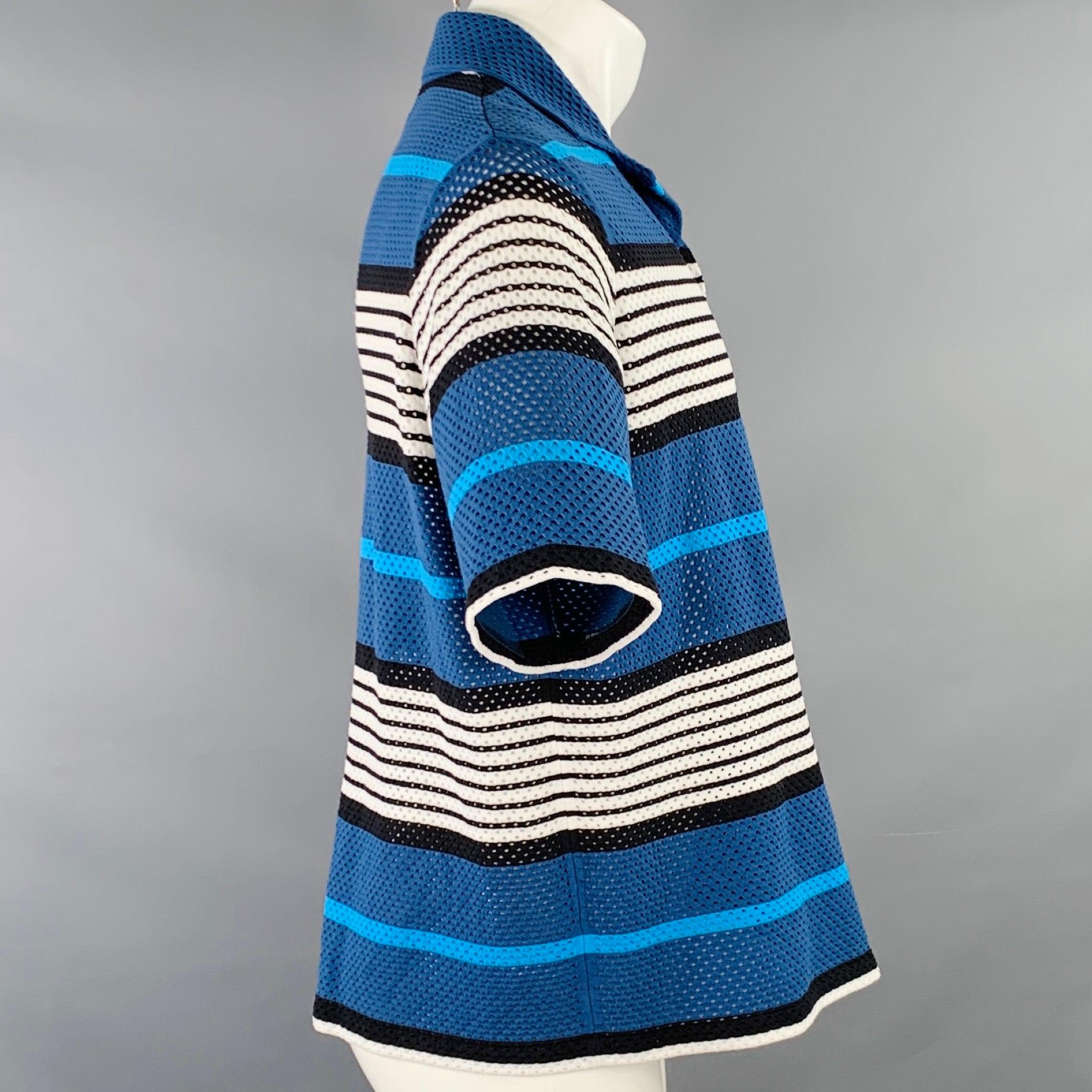 Chemise à manches courtes Burberry
en maille polyamide bleue, noire et blanche, avec un motif à rayures, un col campagnard et une fermeture à boutons. Fabriqué en Italie. Excellent état.  

Marqué :   S 

Mesures : 
 
Épaule : 16.5 pouces Poitrine :