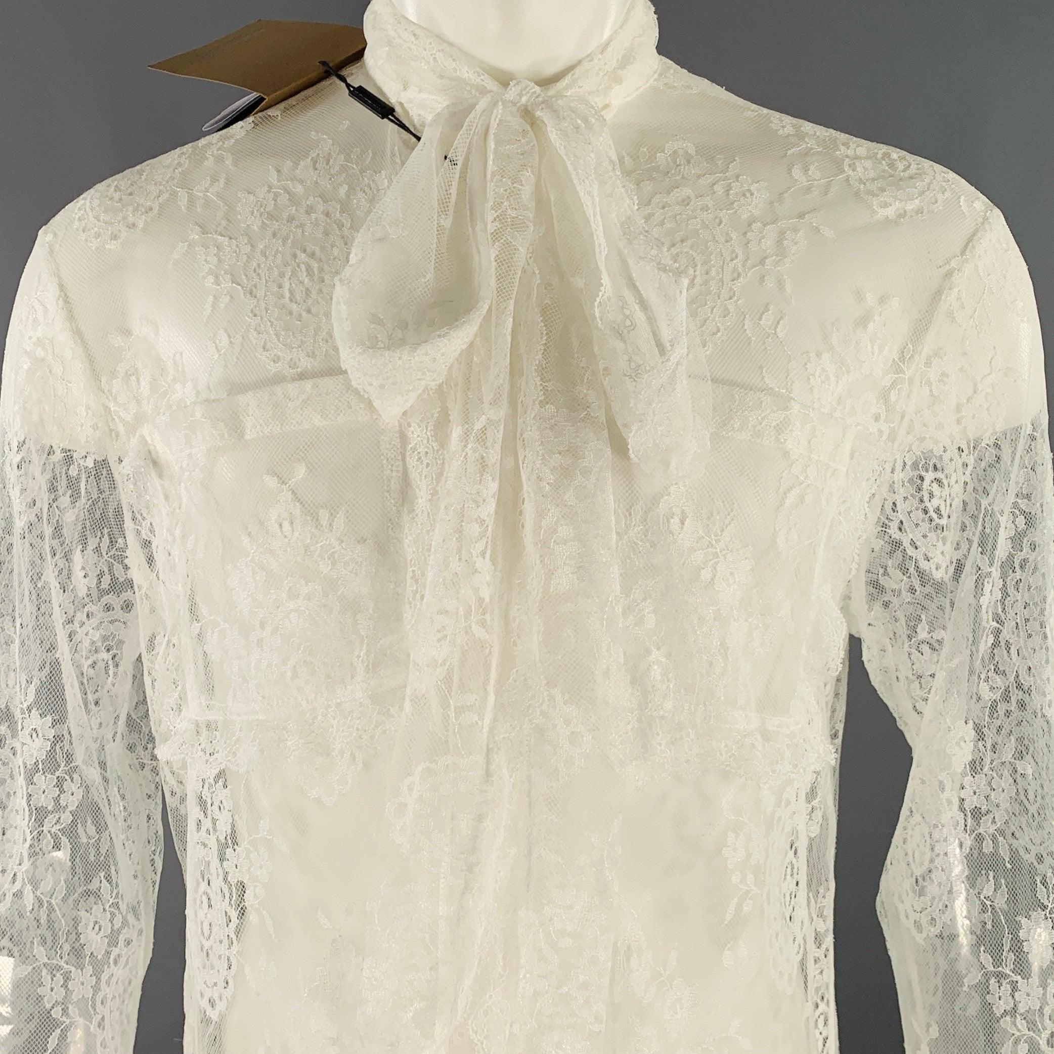 Camicia a maniche lunghe Burberry
in pizzo di misto viscosa bianco con due tasche sul petto, chiusura a bottoni e cravatta a gonnellino. Made in Italy.Nuovo con etichette. 

Contrassegnato:   XS 

Misure: 
 
Spalla: 17 pollici Petto: 46 pollici