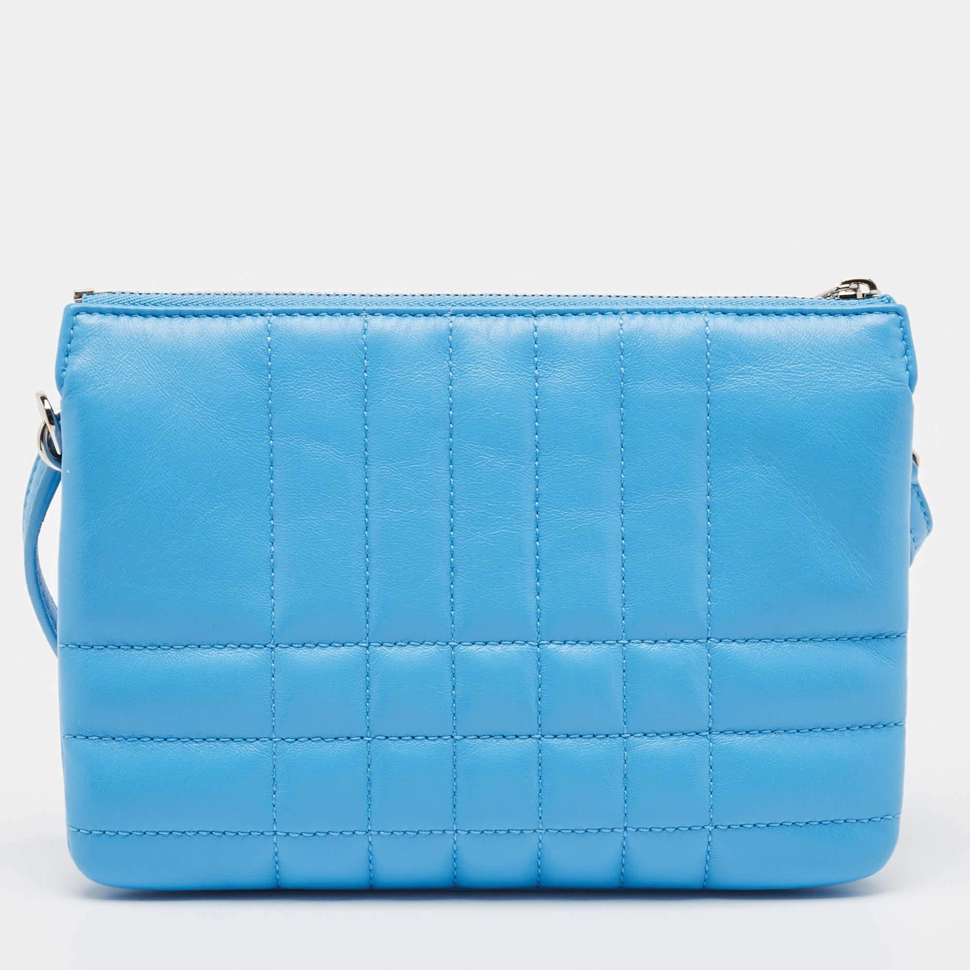 Bolso Crossbody Lola de doble bolsa de piel acolchada con cuadros azul cielo de Burberry en Nuevo estado para la venta en Dubai, Al Qouz 2