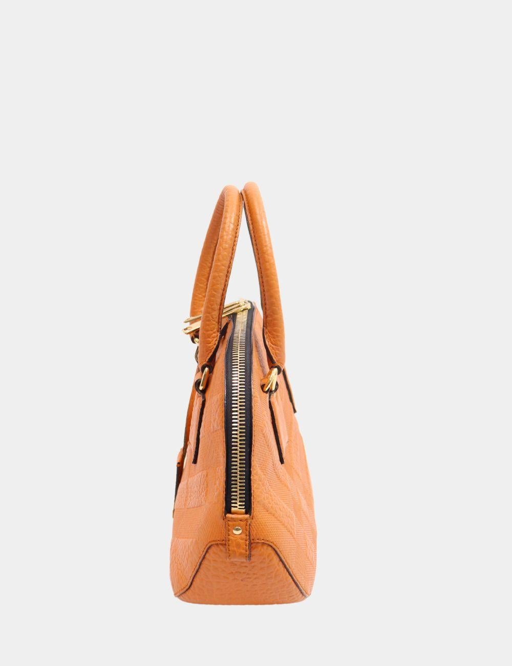 Burberry Small Orchard Bowling Bag, features rolled handles, removable/adjustable strap, and multiple interior pocket.

Material: Leather
Hardware: Gold
Height: 24cm
Width: 32cm
Depth: 12cm
Shoulder Strap: 45 cm Adjustable
Overall condition: