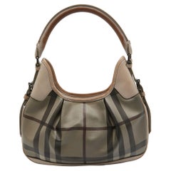 Kleiner Brooklyn Hobo aus beschichtetem Segeltuch und Leder mit Rauchkaro-Coat von Burberry