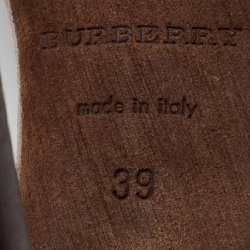 Sandalias con correa en el tobillo de lona y piel revestida de cuadros ahumados Burberry talla 39 en Bueno estado para la venta en Dubai, Al Qouz 2