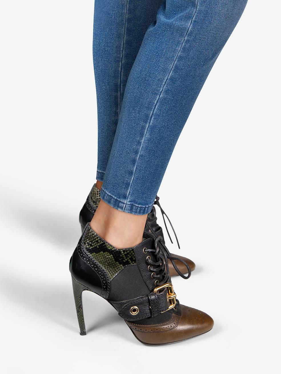 El ESTADO es Bueno. Se aprecia un desgaste menor en las botas. Abrasión en el talón izquierdo, la puntera y el contrafuerte de ambos zapatos de este artículo usado de reventa del diseñador Burberry.
 
 
 Multicolor
 
 Piel
 
 Botas
 
 Puntera de