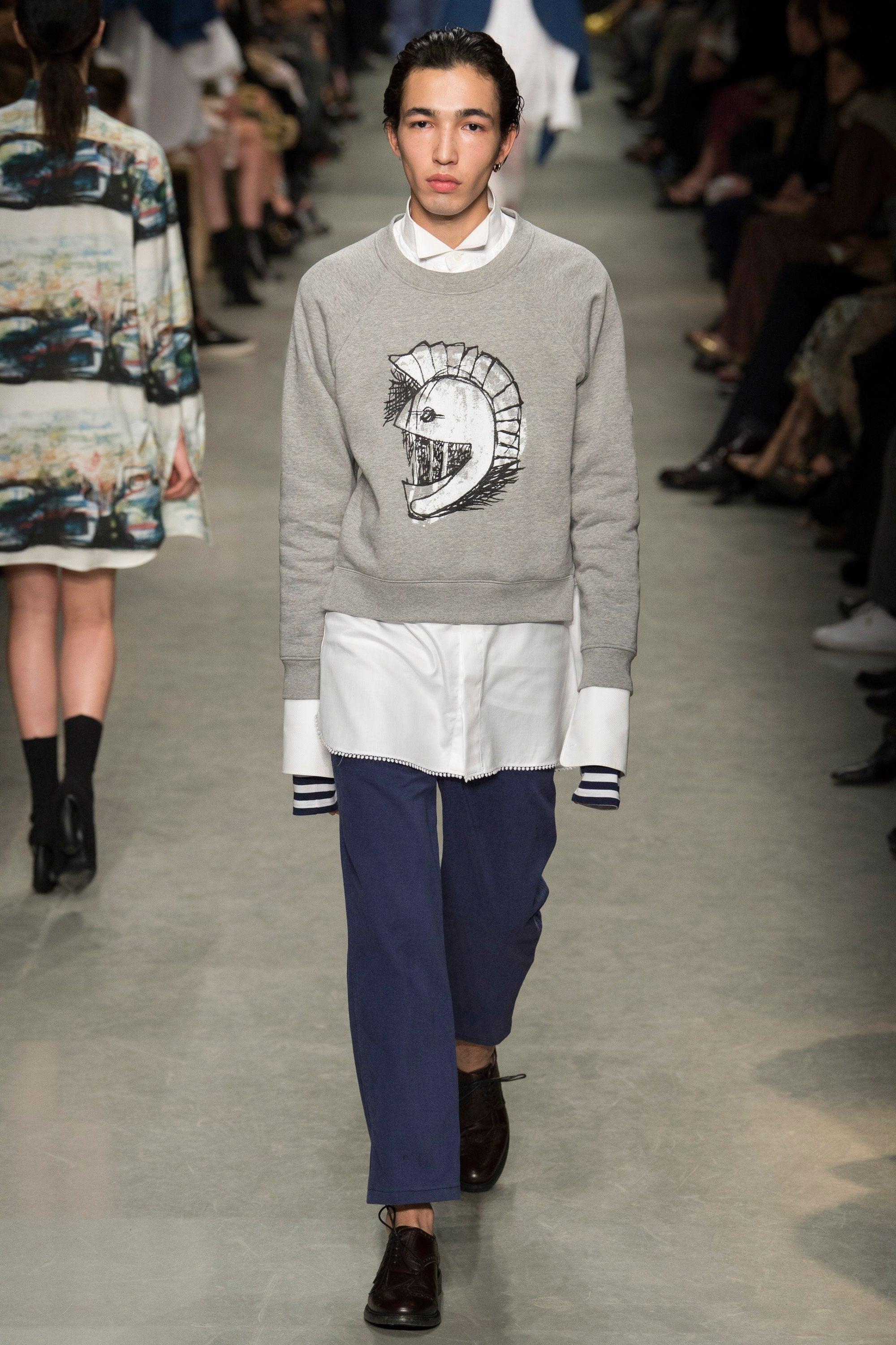 La felpa BURBERRY primavera 2017 è in cotone grigio con dettaglio grafico frontale, maniche raglan, spacchi laterali e girocollo.
Ottimo stato usato.  

Contrassegnato:   S 

Misure: 
 
Spalla: 17 pollici Petto: 40 pollici  Manica: 26,5 pollici 