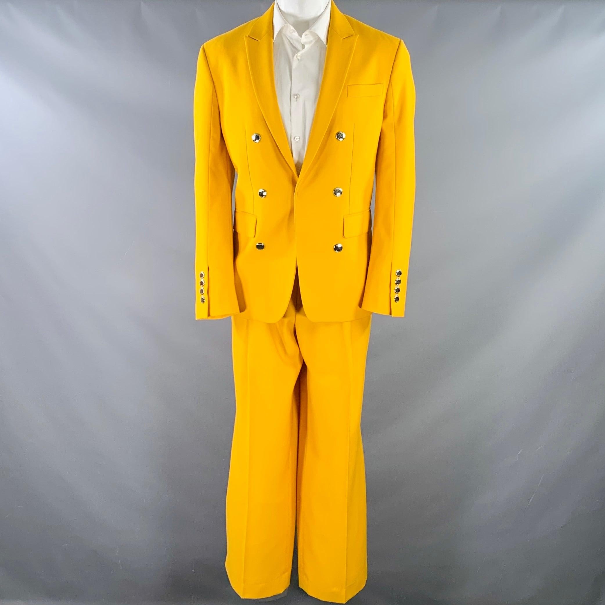 Costume SS23 de Burberry en laine jaune avec doublure intégrale comprenant un manteau sport à double boutonnage et simple pression avec un revers en pointe et un pantalon à plis assorti. Fabriqué en Italie. Excellent état avec étiquettes. N'a été