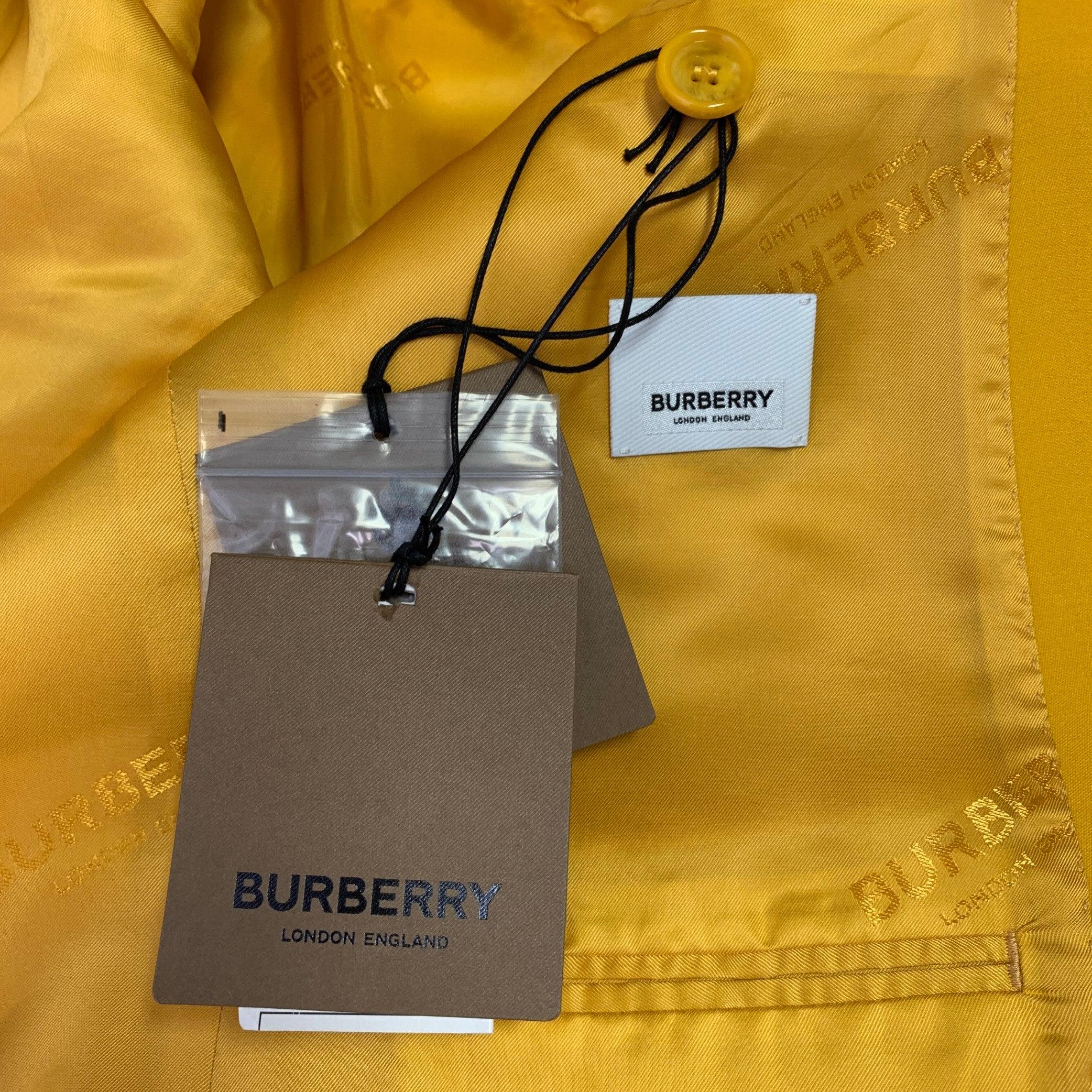 BURBERRY SS23 Taille 40 Veste en laine jaune à double boutonnage et revers à pointe en vente 2