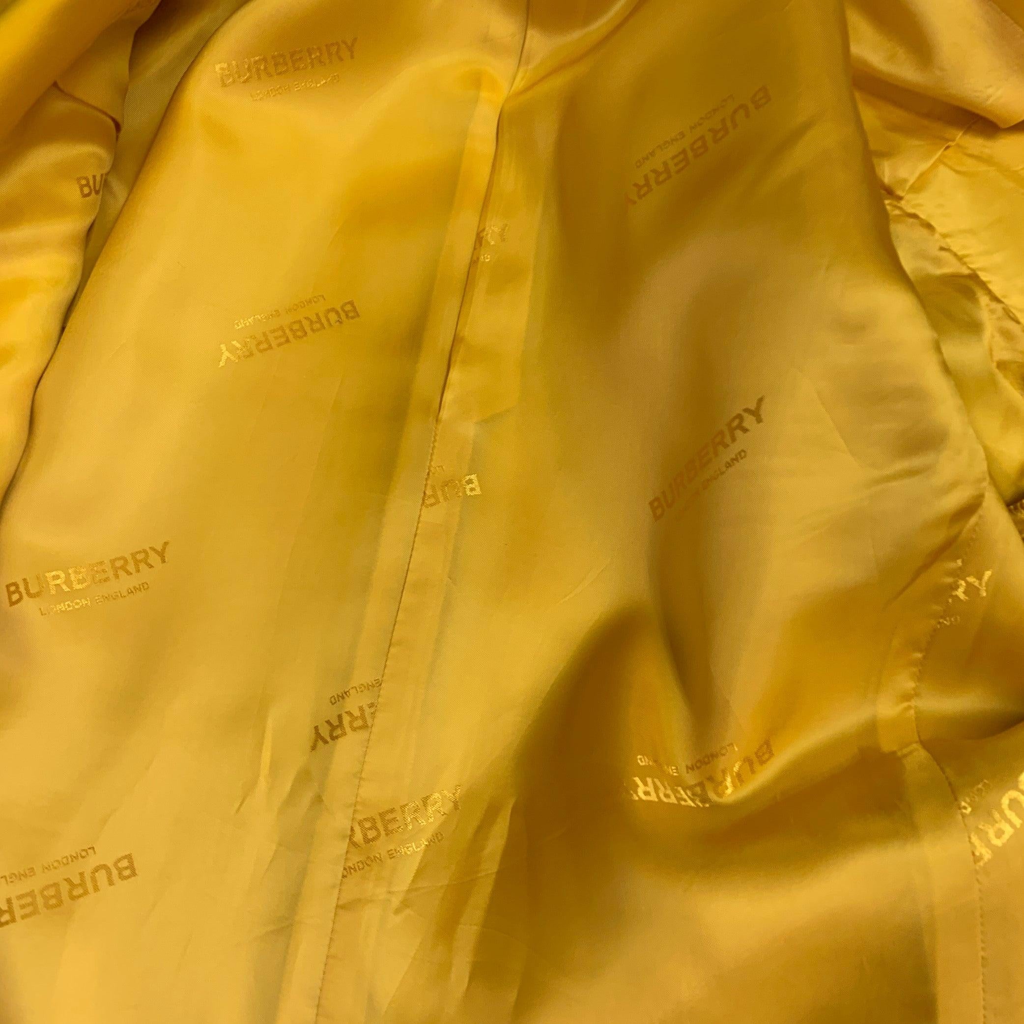 BURBERRY SS23 Taille 40 Veste en laine jaune à double boutonnage et revers à pointe en vente 3