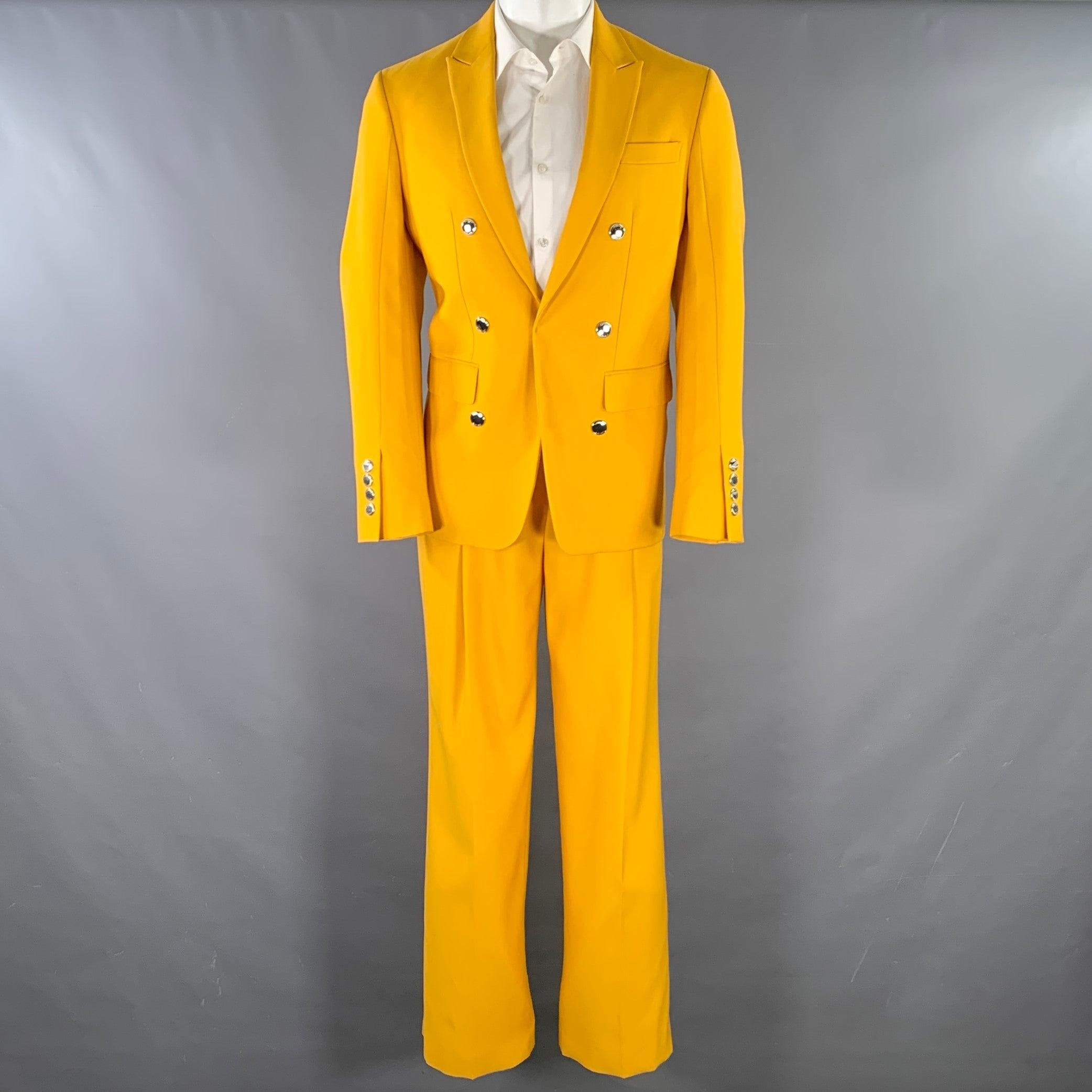 Abito Burberry SS23 in lana gialla con fodera integrale che comprende un cappotto sportivo doppiopetto con revers a lancia e pantaloni plissettati abbinati. Made in Italy.Nuovo con etichette. 

Contrassegnato:   IT 50 

Misure: 
  -GiaccaSpalla: