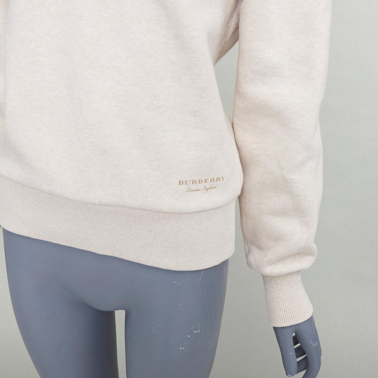 BURBERRY stone beige off shoulder cotton blend V neck sweater S
Reference: NILI/A00088
Brand: Burberry
Designer: Daniel Lee
Material: Cotton, Blend
Color: Stone
Pattern: Solid
Closure: Slip On
Extra Details: Logo near hem.
Made in: