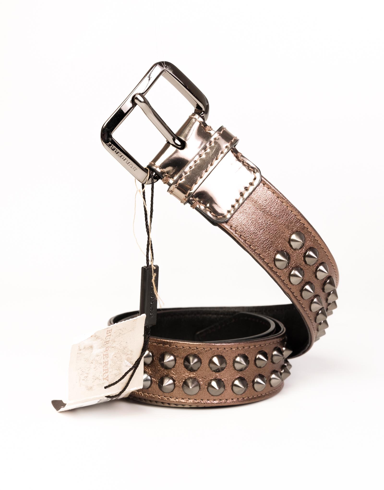 BURBERRY STUDDED DARK NICKEL BELT (SIZE 28/70)

Burberry leather belt with 2 rows of studs. Brand new with the tag still on. 

COLOR: Dark Nickel
MATERIAL: Leather
ITEM CODE: ITGIOLIN4FIR
MEASURES: L 33” W 1.5”
SIZE: 28/70
EST. RETAIL:
