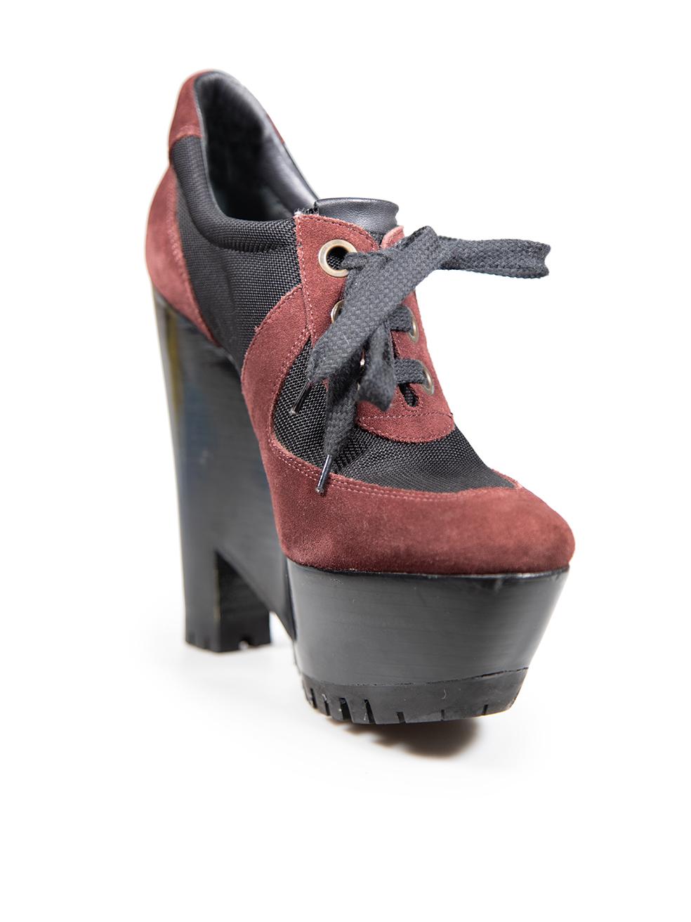 L'ÉTAT est très bon. L'usure des talons est minime. Abrasion autour des plates-formes des deux chaussures. Décoloration à la boîte à orteils et au contrefort des deux chaussures sur cet article de revente de créateur Burberry d'occasion. Ces talons
