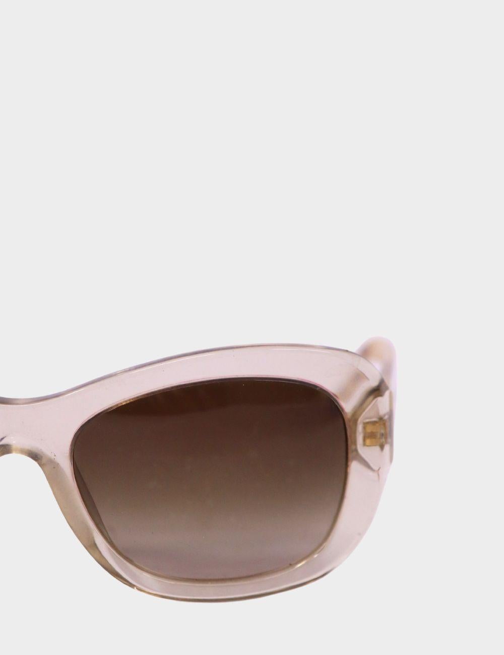 Adéntrate en la elegancia atemporal con estas gafas de sol cuadradas Burberry. Fabricadas en acetato beige brillante y con lentes degradadas en marrón cálido, estas discretas gafas reflejan la sofisticación característica de la marca británica.