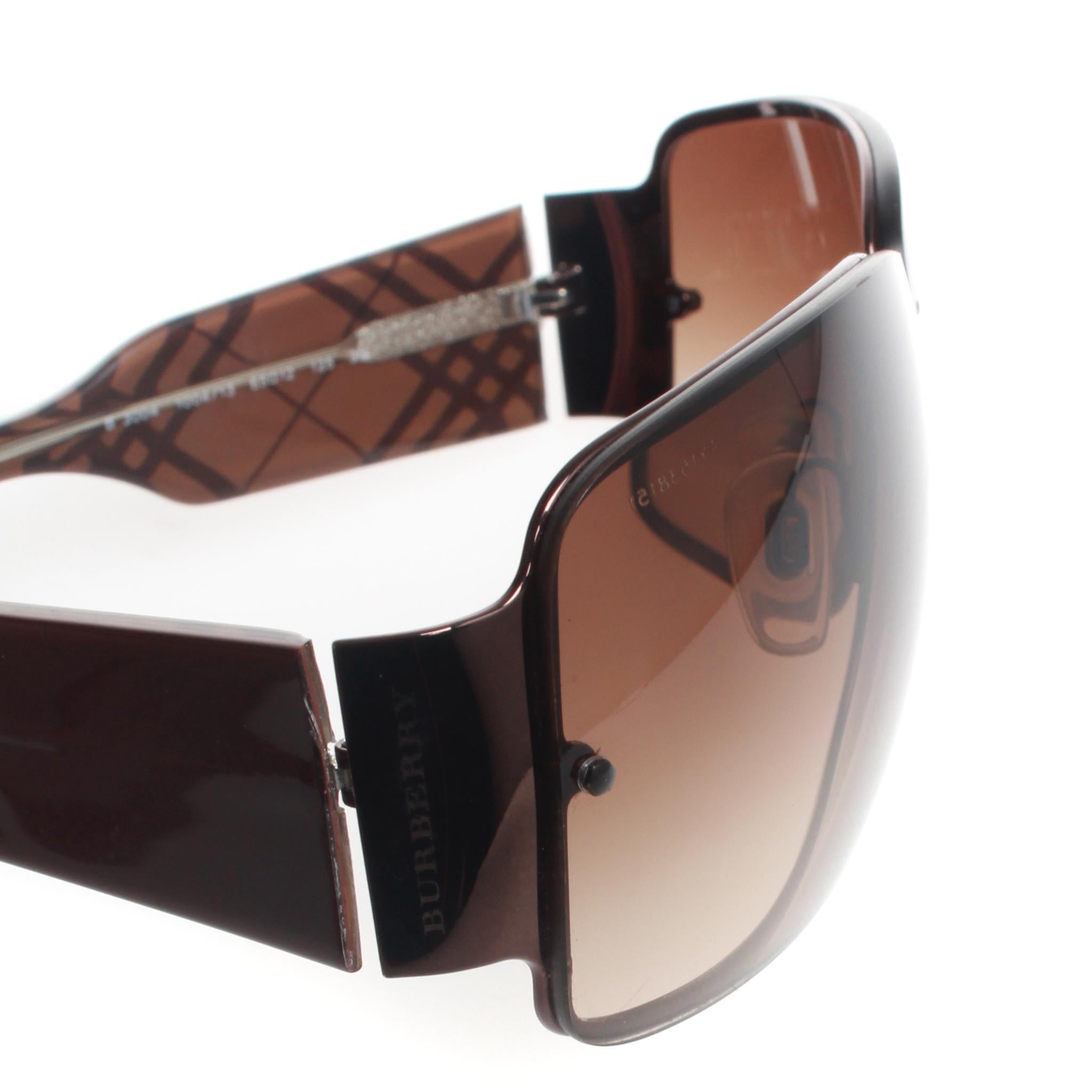 Burberry sunglasses, B3004 model, with case, in good condition.