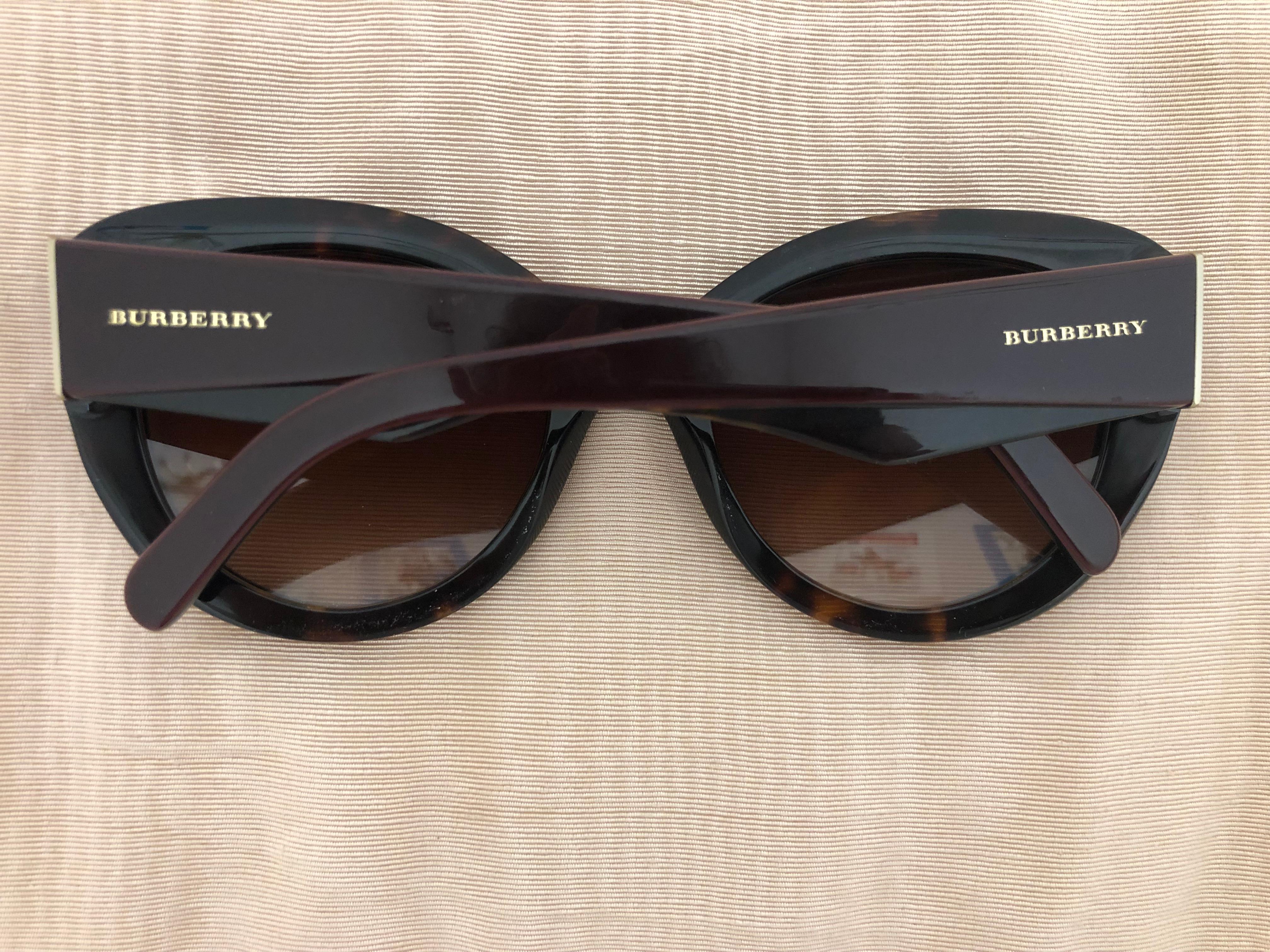 These are Bordeaux Havana sunglasses made in Italy. The glossy Bordeaux contrast very nicely with the dark Havana. The lenses are brown gradient UV protection and the arms sport the Burberry inscription.