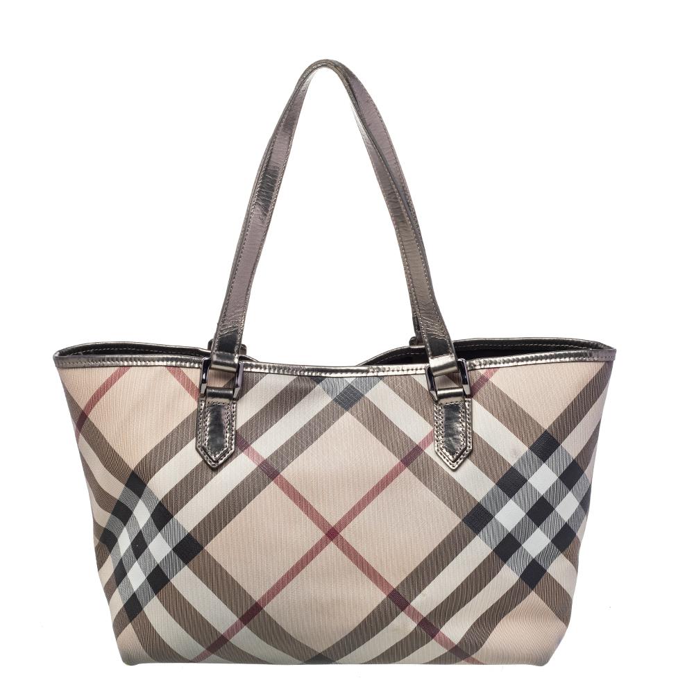 Die Nickie-Tasche von Burberry ist schick und elegant. Sie ist aus beschichtetem Canvas im Supernova-Check-Stil gefertigt und mit Lacklederbesätzen versehen. Sie verfügt über zwei Griffe und schützende Metallfüße am Boden. Der Reißverschluss gibt