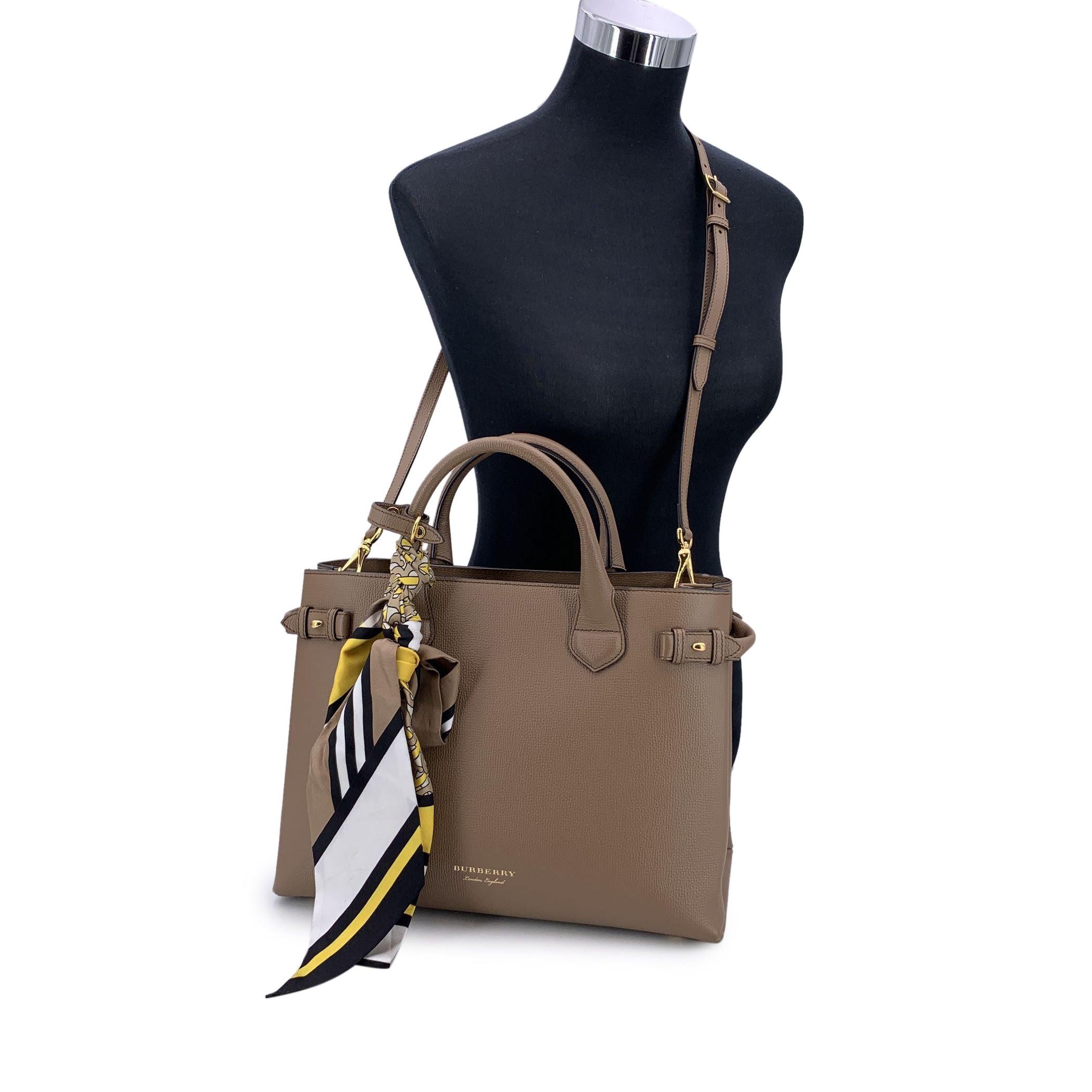 This beautiful Bag will come with a Certificate of Authenticity provided by Entrupy. The certificate will be provided at no further cost Introducing the Burberry 'The Banner' Tote Bag - a sophisticated and versatile addition to any luxury