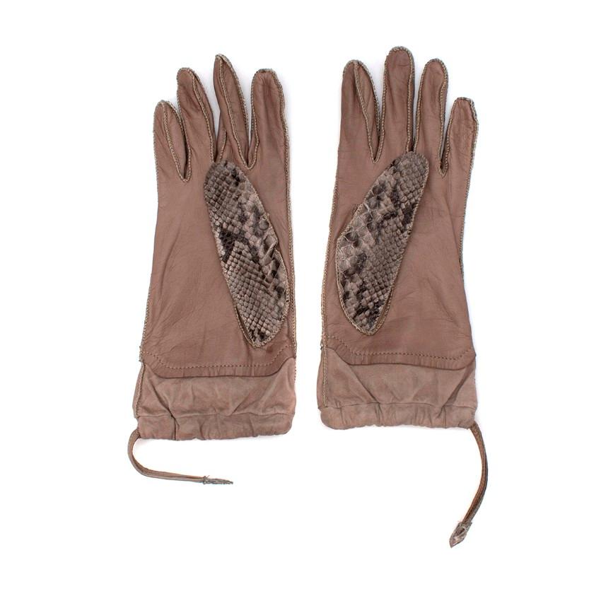 Burberry Taupe Python & Suede Gloves 8 
 

 - Back of the hand crafted from natural noted python in grey & taupe tones
 - Palm crafted from supple kidskin leather
 - Whip stitched edges
 - Gently elasticated wrist
 - Outer layer in python skin
 -