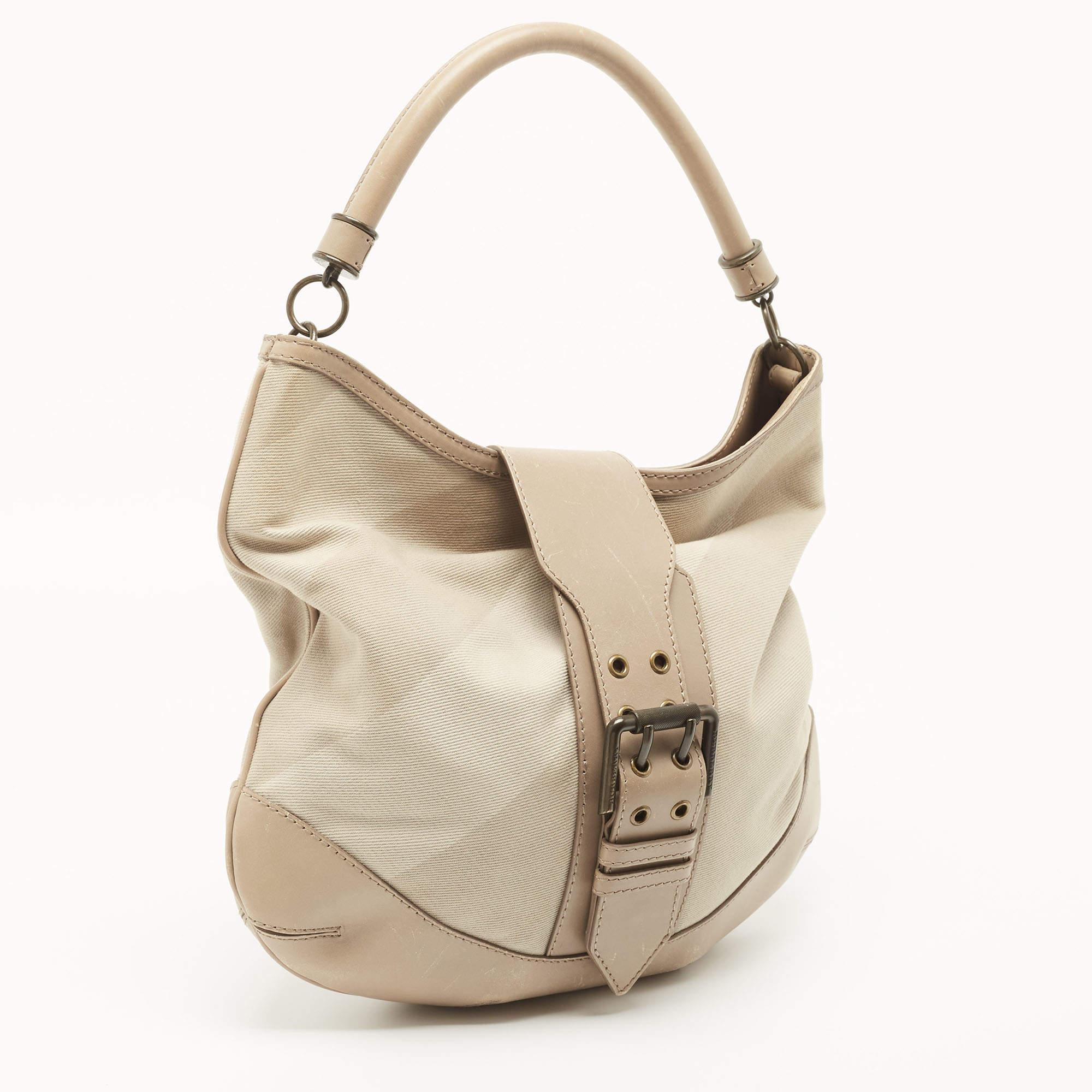 This Burberry hobo is an example of the brand's fine designs that are skillfully crafted to project a classic charm. It is a functional creation with an elevating appeal.

