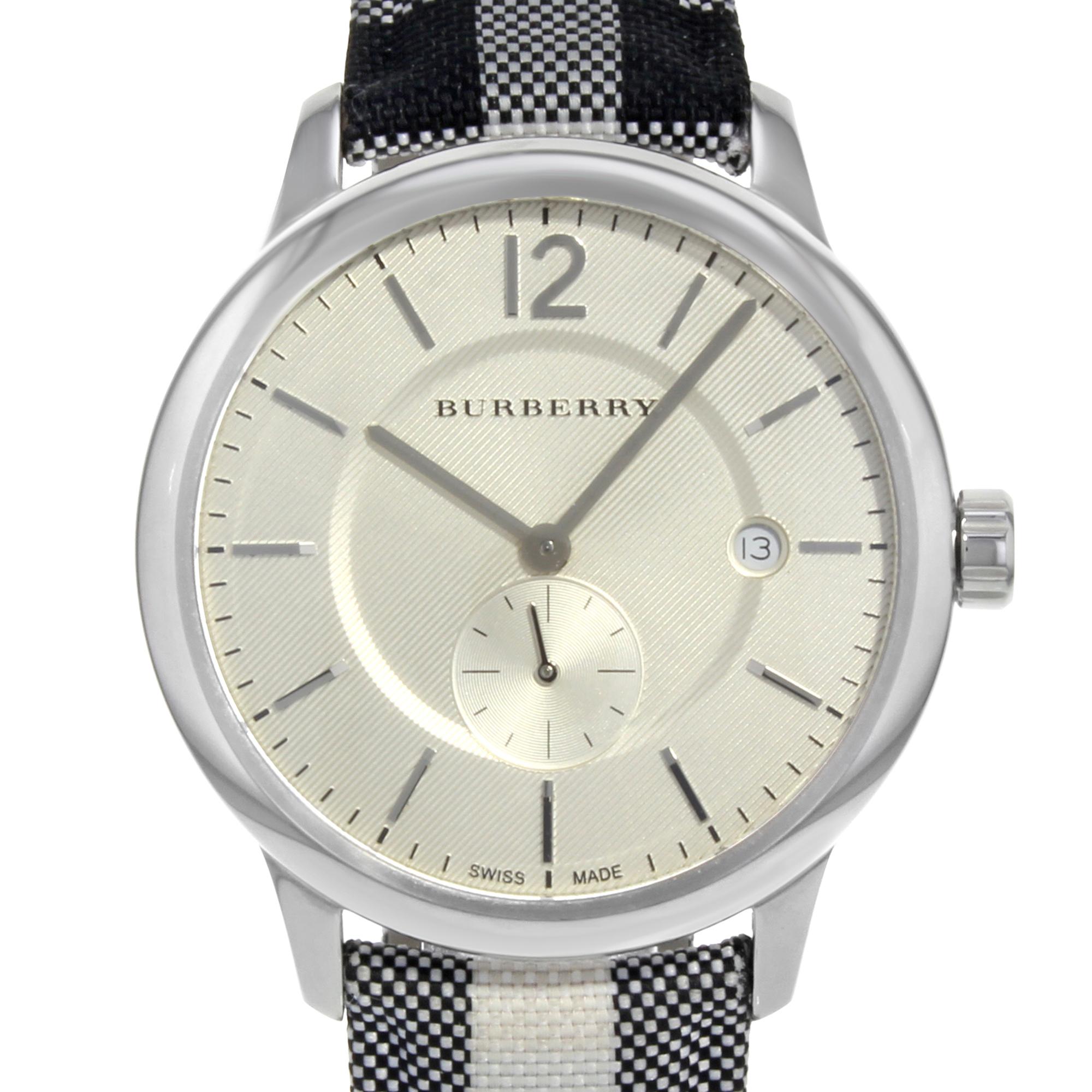 Diese gebrauchte Burberry The Classic Round BU10002 ist eine schöne Unisex-Uhr, die von einem Quarzwerk angetrieben wird, das in einem Gehäuse aus Edelstahl untergebracht ist. Es hat eine runde Form Gesicht, Datum, kleine Sekunde subdial Zifferblatt