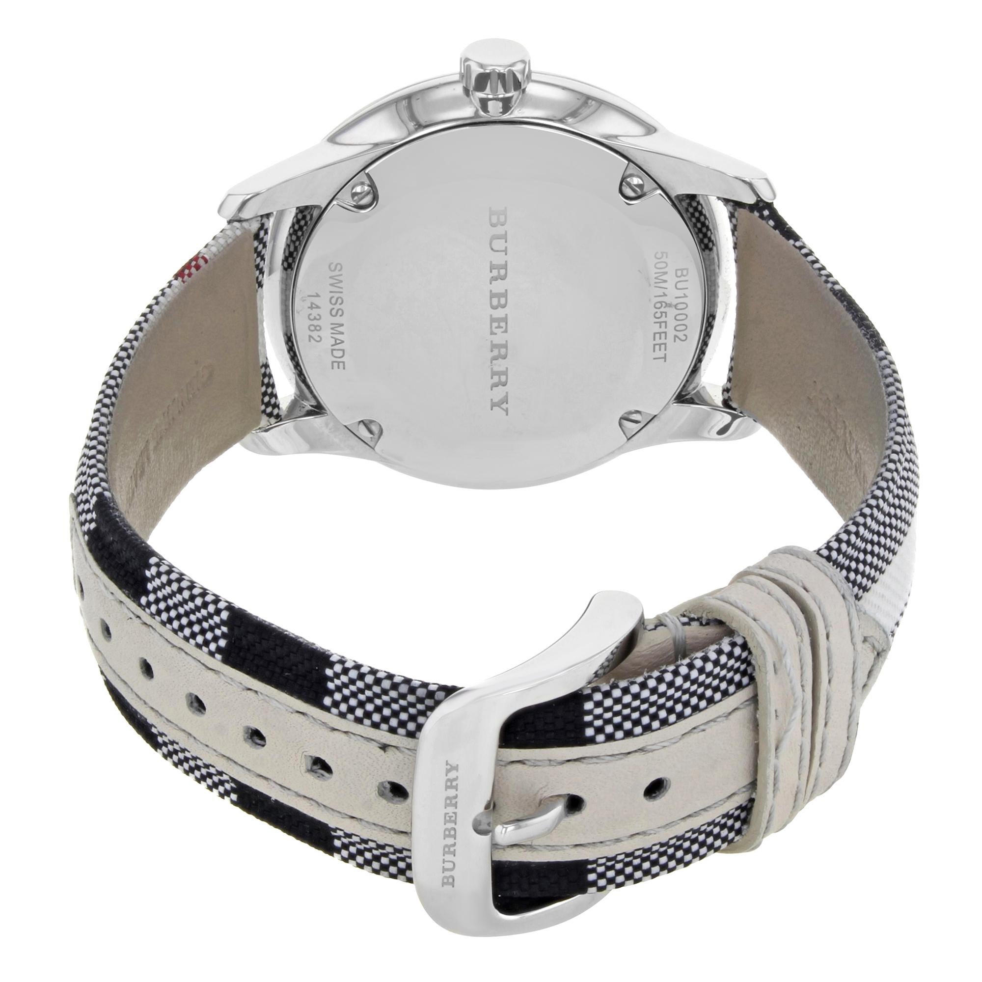 Reloj Burberry The Classic Redondo Esfera Plateada Acero Cuarzo Unisex BU10002 en Bueno estado para la venta en New York, NY