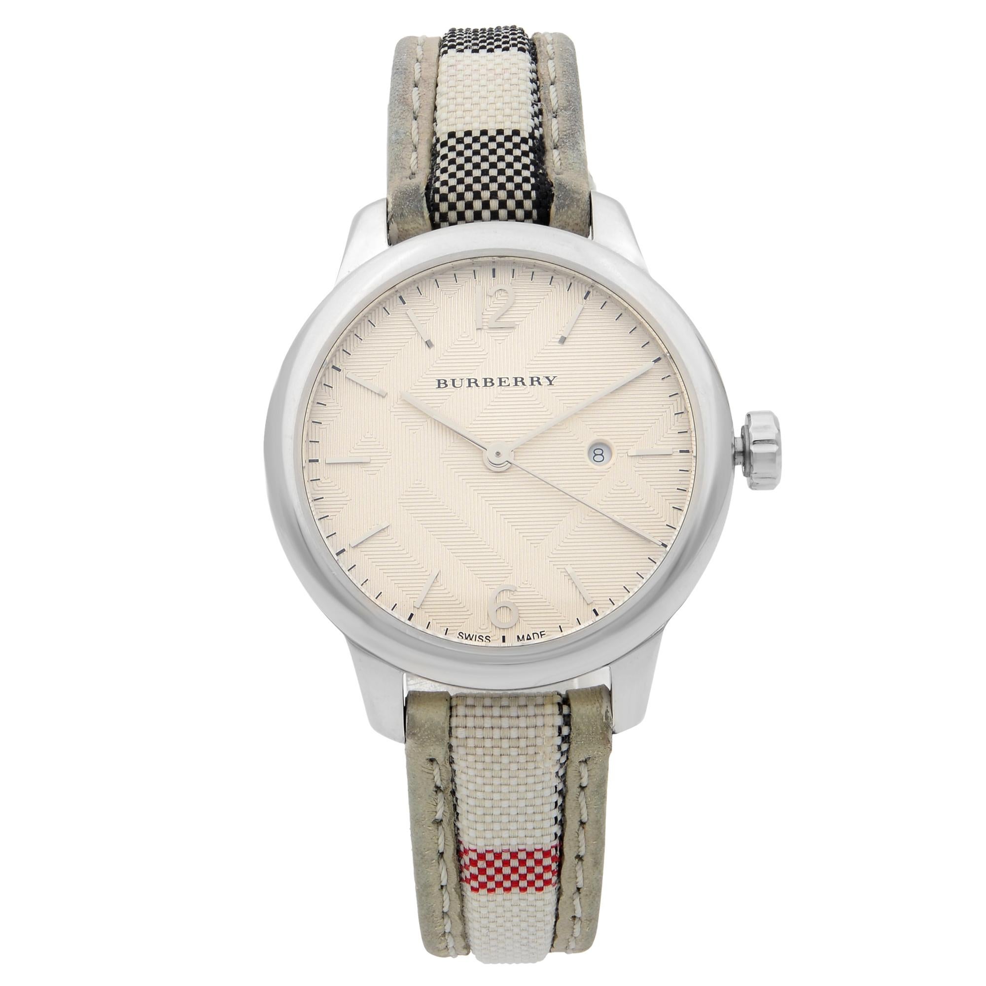 Ce modèle d'occasion de Burberry The Classic  Le BU10113 est une belle pièce d'horlogerie pour femme, alimentée par un mouvement à quartz (pile) et logée dans un boîtier en acier inoxydable. Il a un visage de forme ronde, un cadran indicateur de