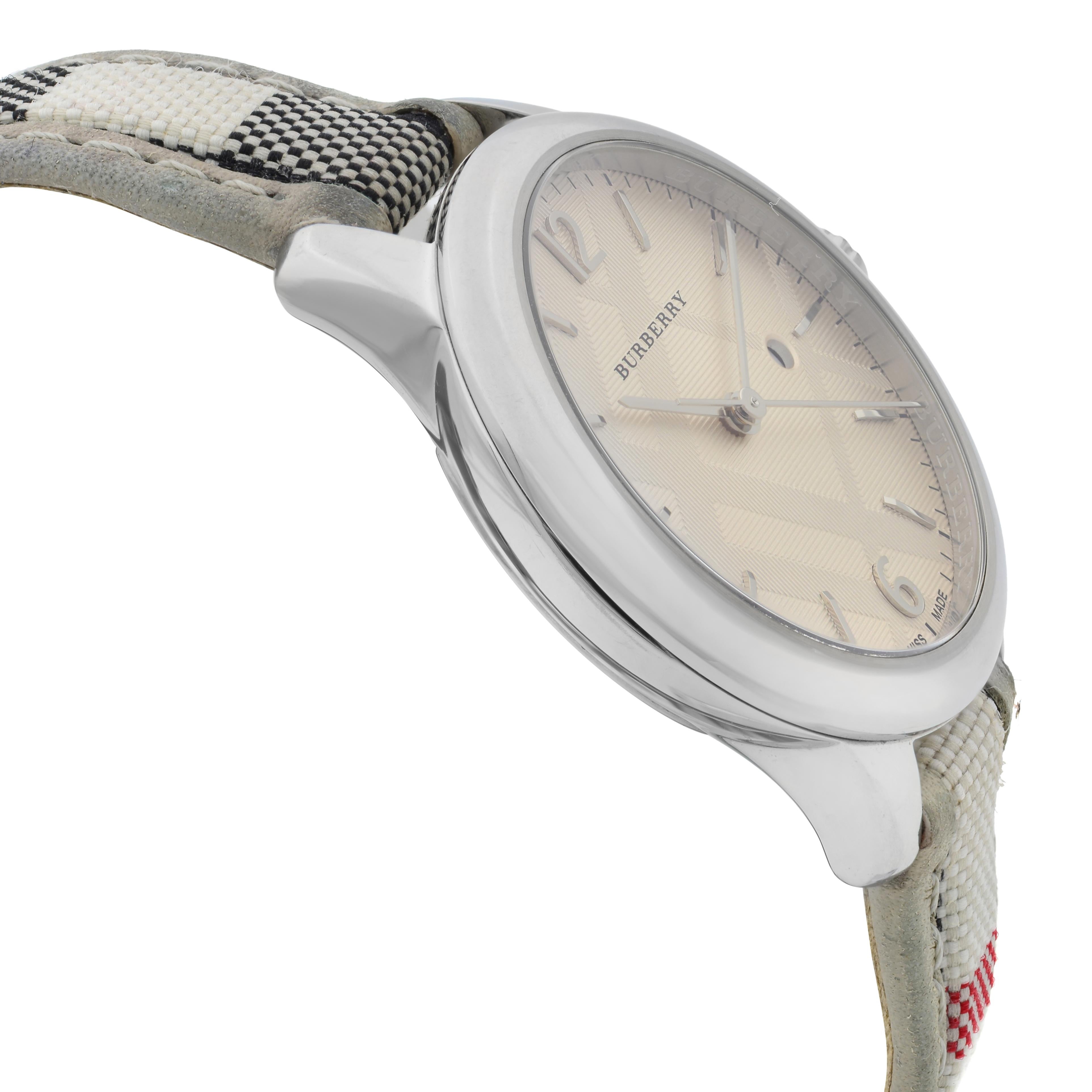 Burberry The Classic Round Steel Quartz Montre pour femme à quartz guilloché en acier et argent BU10113 État moyen - En vente à New York, NY