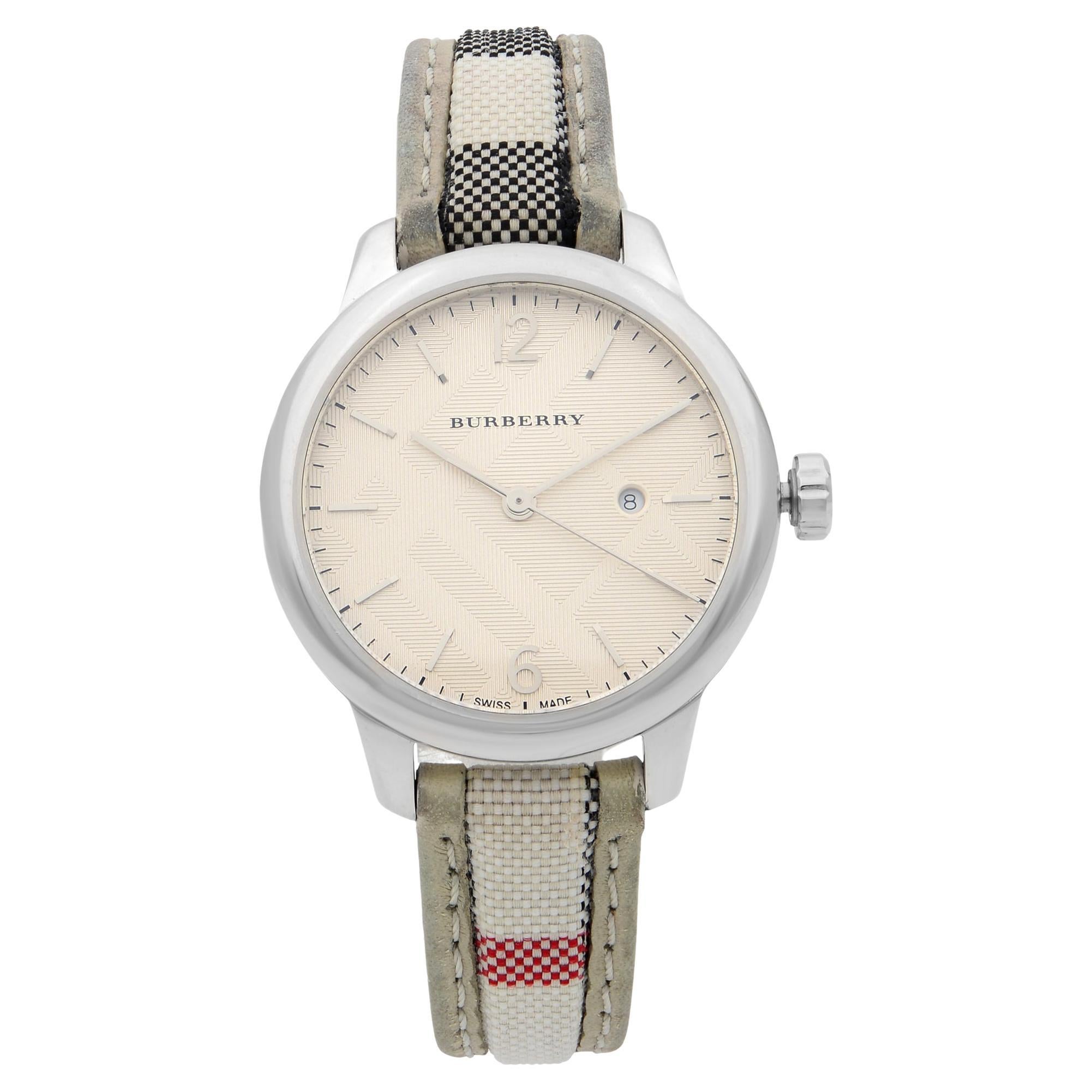 Burberry: Damenuhr The Classic Round Steel Silber Guilloche Quarz BU10113  im Angebot bei 1stDibs