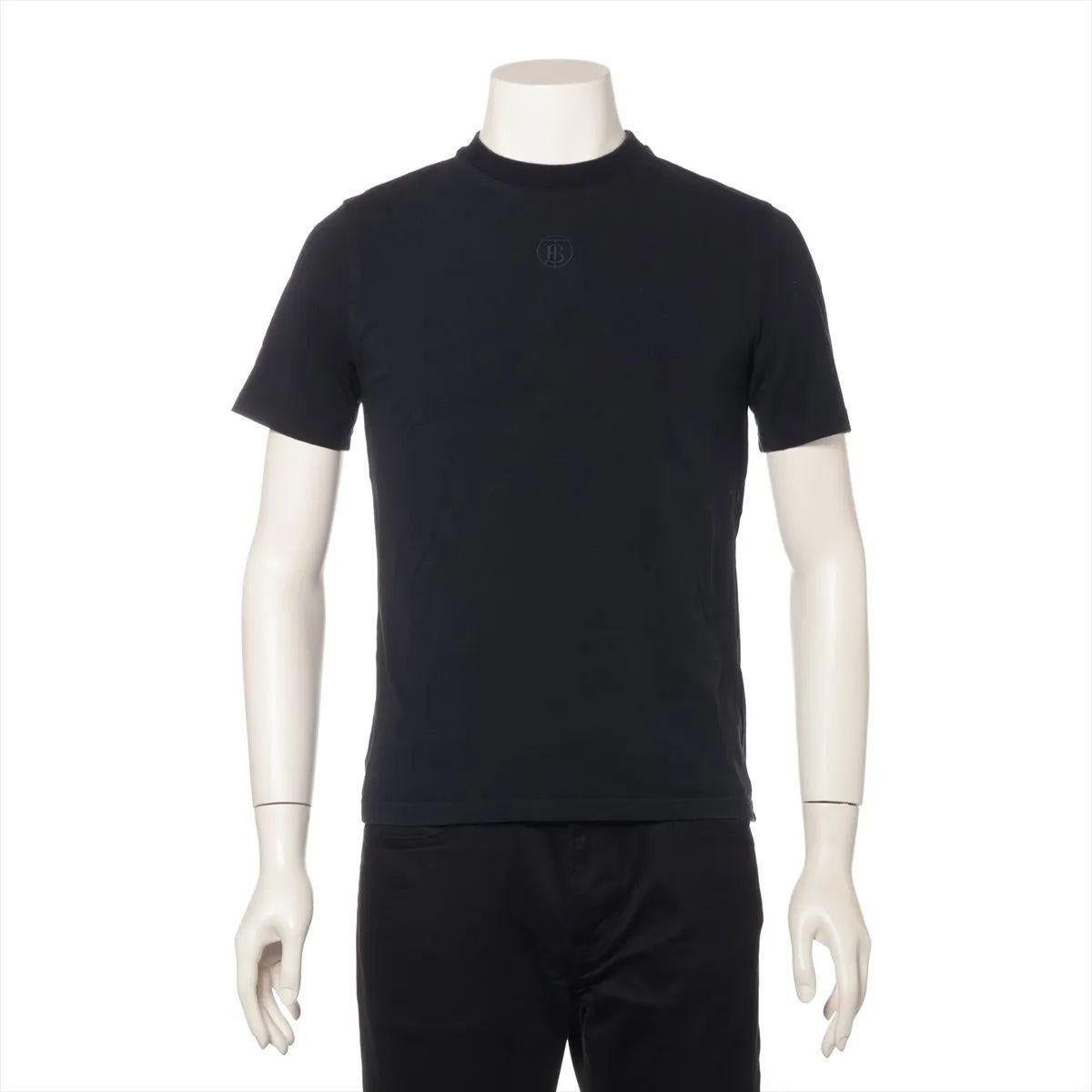 La T-shirt Burberry Tisci Period in cotone nero è un capo d'abbigliamento elegante e moderno che incarna l'etica del design contemporaneo di Riccardo Tisci. Realizzata in cotone pregiato, la T-shirt nera presenta una silhouette minimalista con un