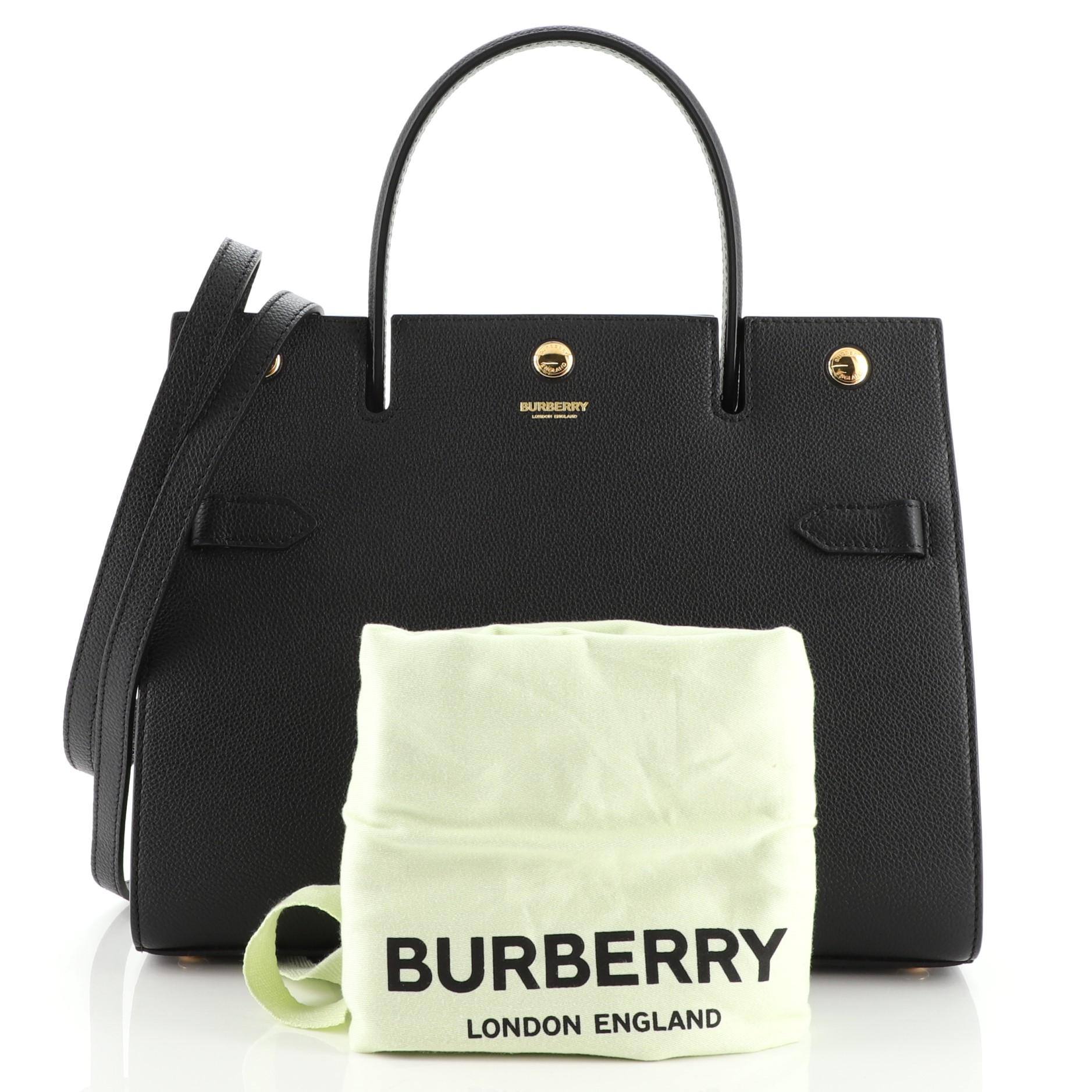 Condizioni: Ottimo. Leggero odore all'interno. Leggera sgualcitura sull'esterno e sul cinturino, graffi sul bordo interno dell'apertura. Usura e segni minori all'interno, graffi sulla ferramenta.
Accessori: Borsa antipolvere, con tracolla
Misure: