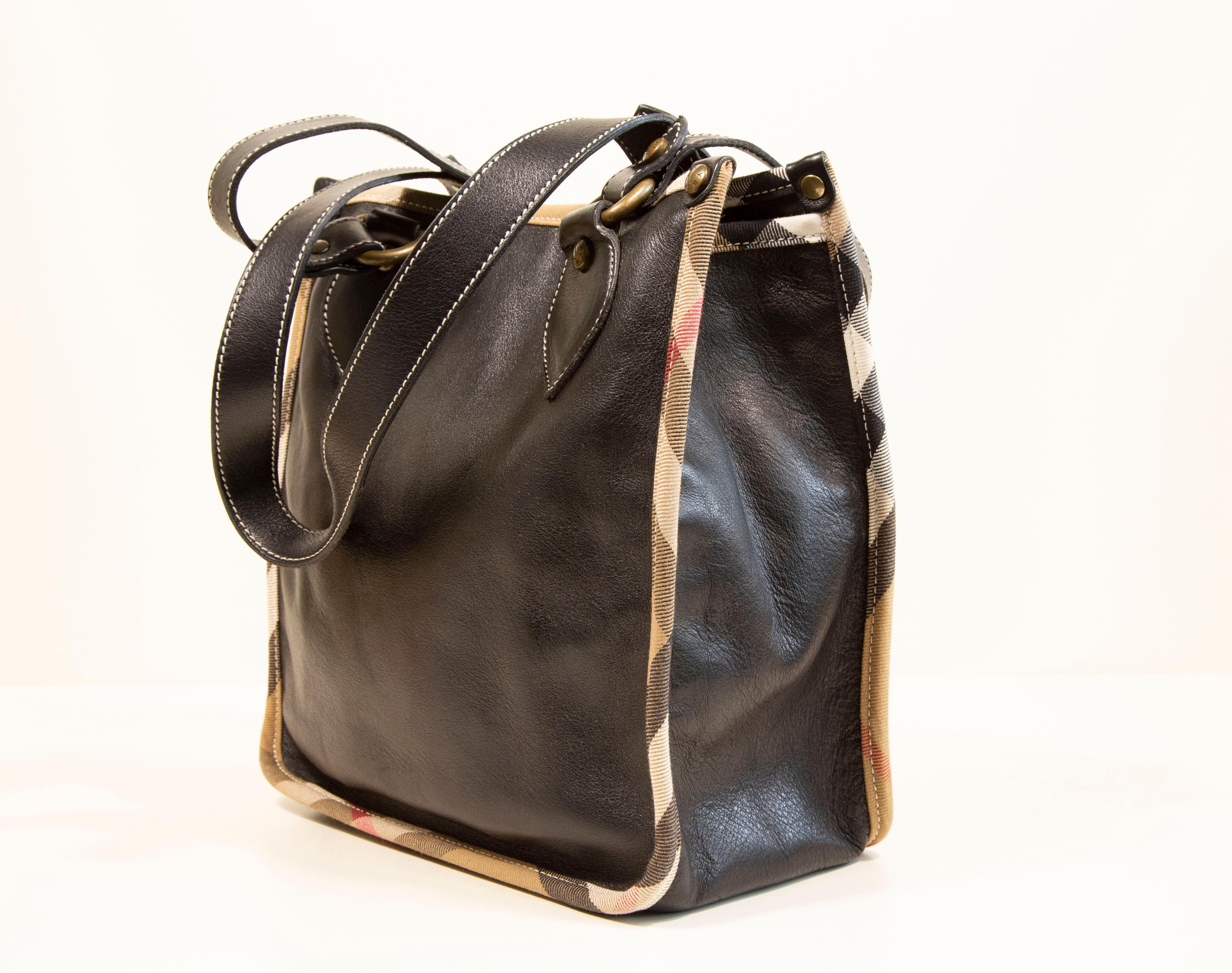 Burberry Tote Bag aus schwarzem Leder und Burberry Karo Segeltuch im Angebot bei 1stDibs
