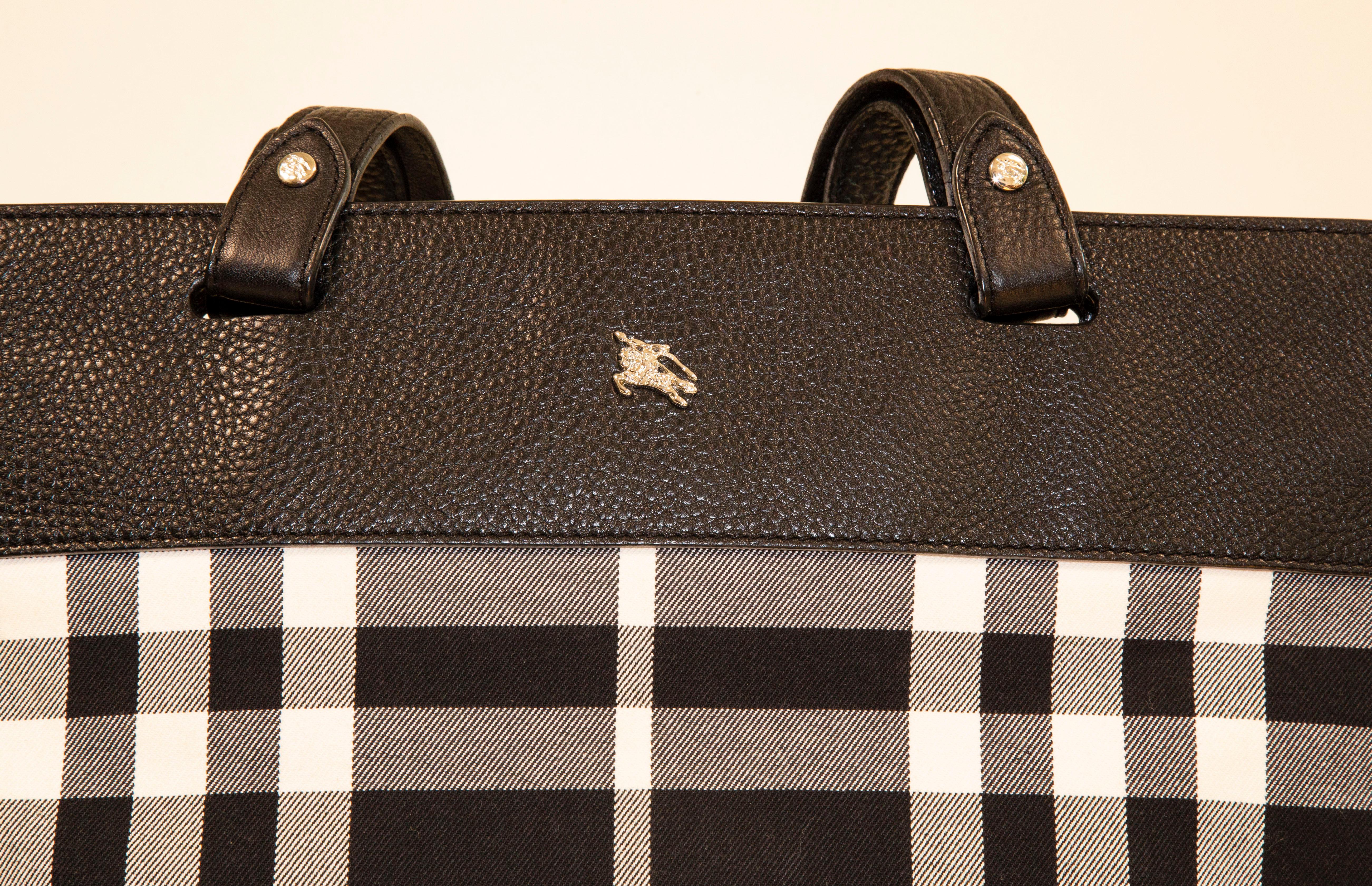 Burberry Tote / Shoulder Bag in Black & White Tartan Canvas In Excellent Condition In Arnhem, NL