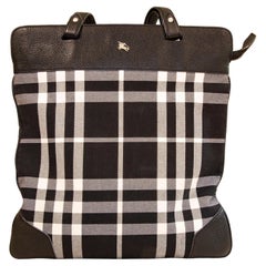 Fourre-tout / sac à bandoulière en toile écossaise noire et blanche de Burberry