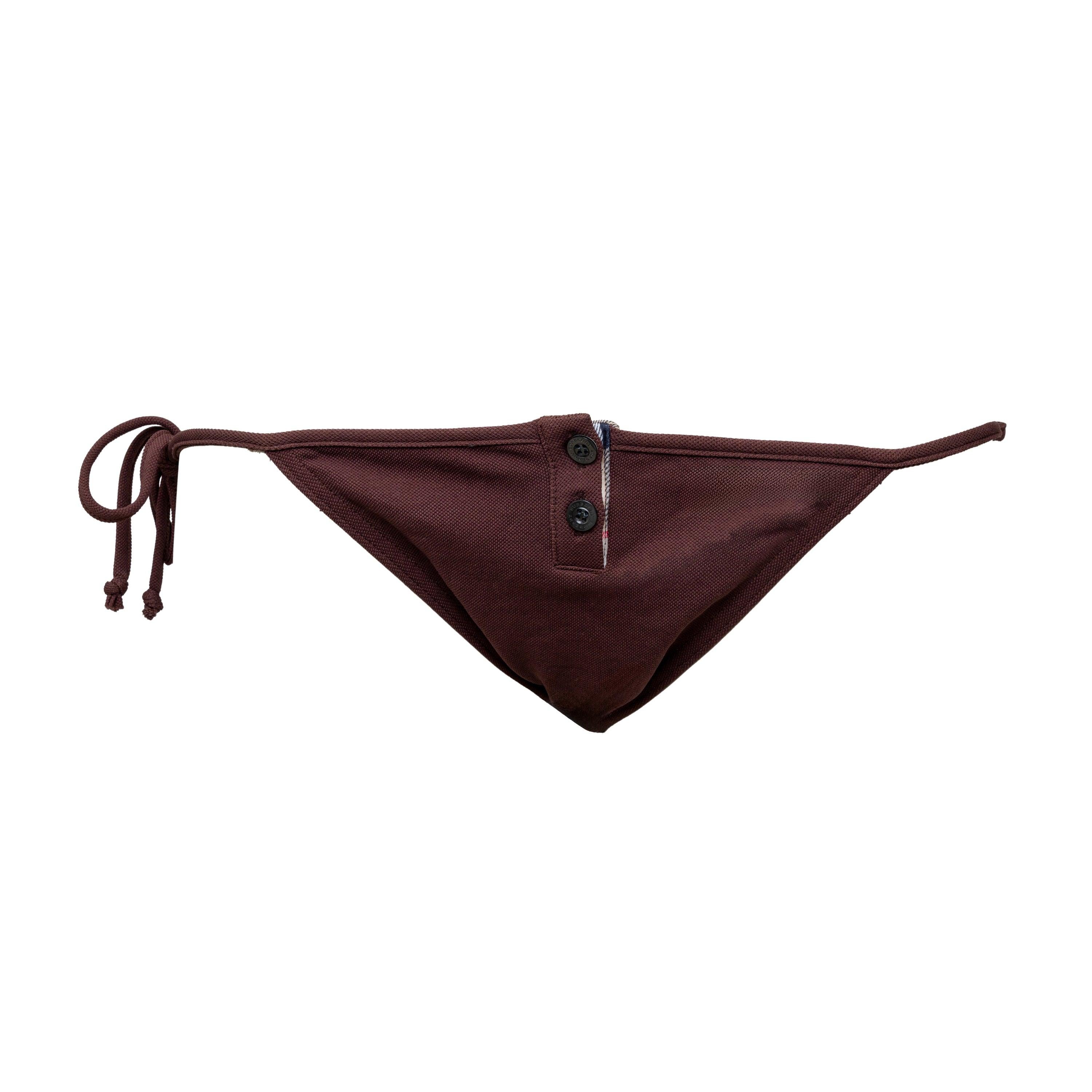 Ti presentiamo il costume da bagno Burberry Triangle, realizzato in poliammide di alta qualità in una ricca tonalità di marrone, questo set bikini presenta un logo Burberry ricamato e bottoni sullo slip. Con un nodo a cravatta e un design