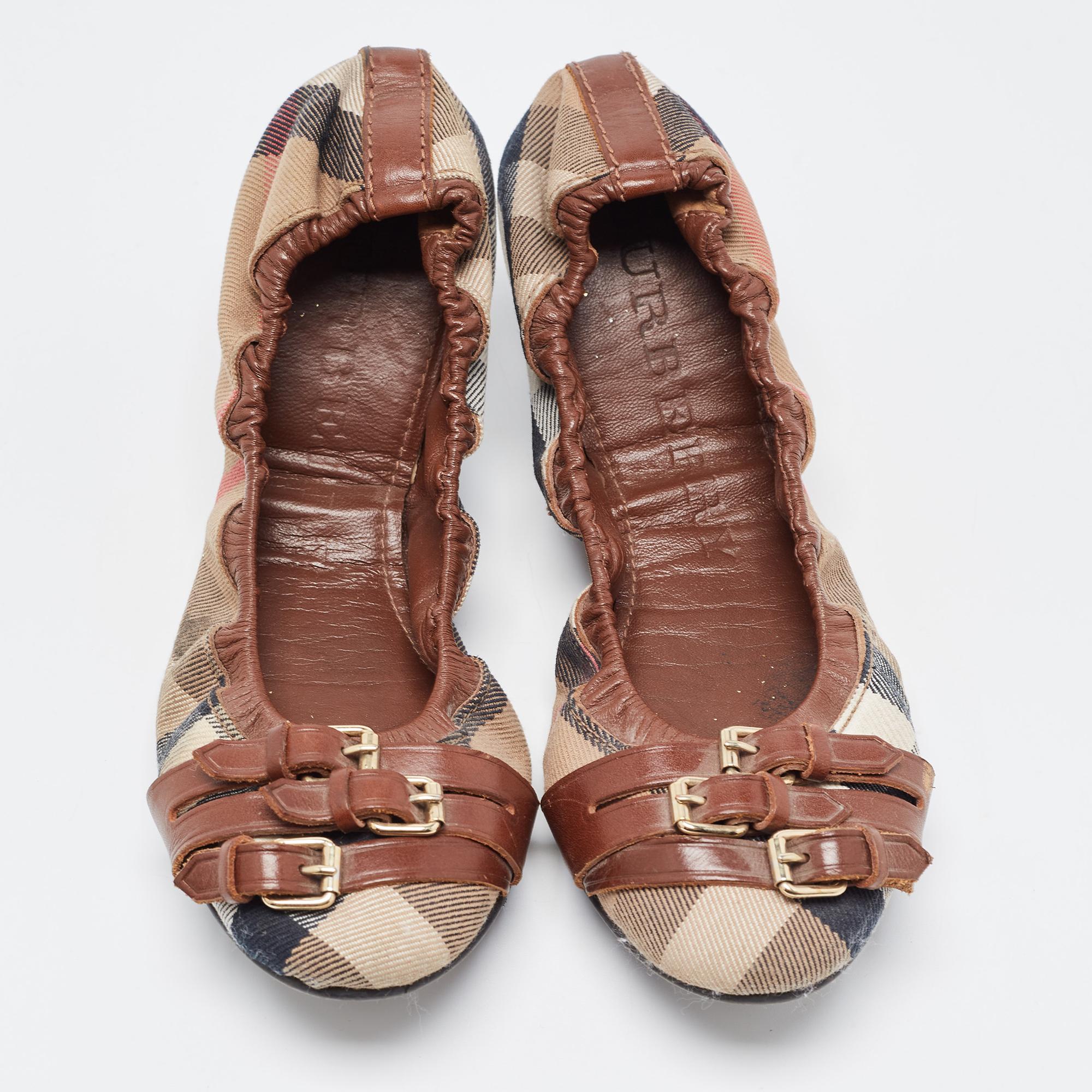Donnez à votre tenue une touche de luxe avec cette paire de ballerines Burberry. Les chaussures sont parfaitement cousues pour vous permettre de vous démarquer pendant longtemps.


