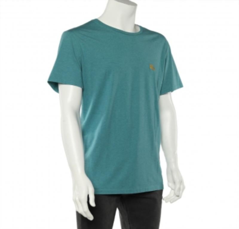 Burberry brings you a simple t-shirt elevated by the iconic logo. It has been tailored from cotton in a turquoise green shade and features short sleeves. Style the creation with sneakers and denim pants for a cool and casual look.