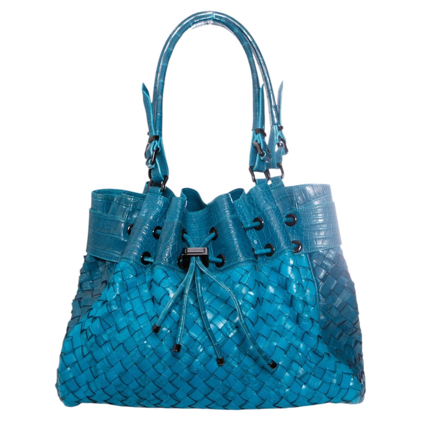 Burberry, bolso de piel tejida turquesa con estampado de cocodrilo en relieve