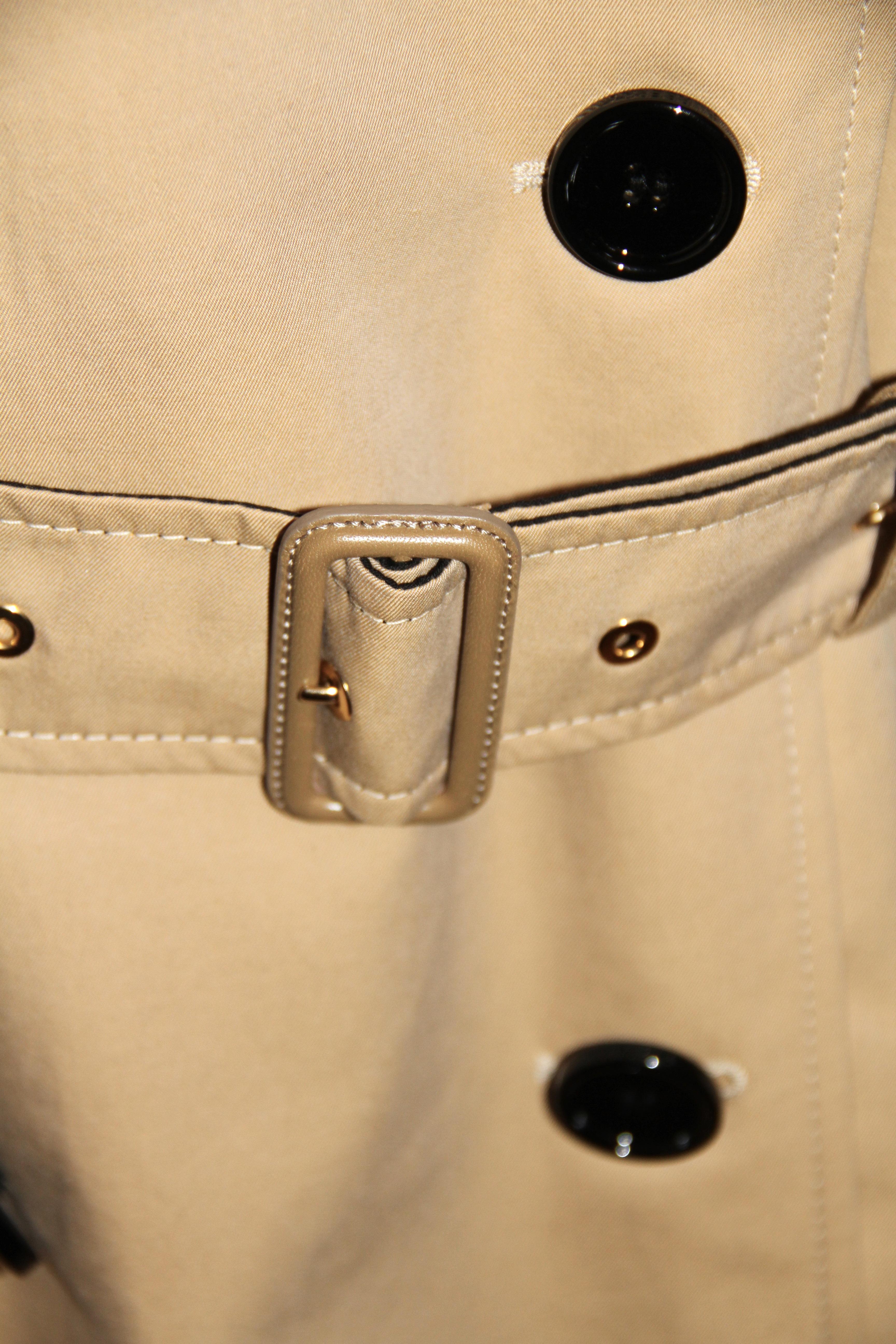 Trench-coat bicolore noir et beige Burberry 3