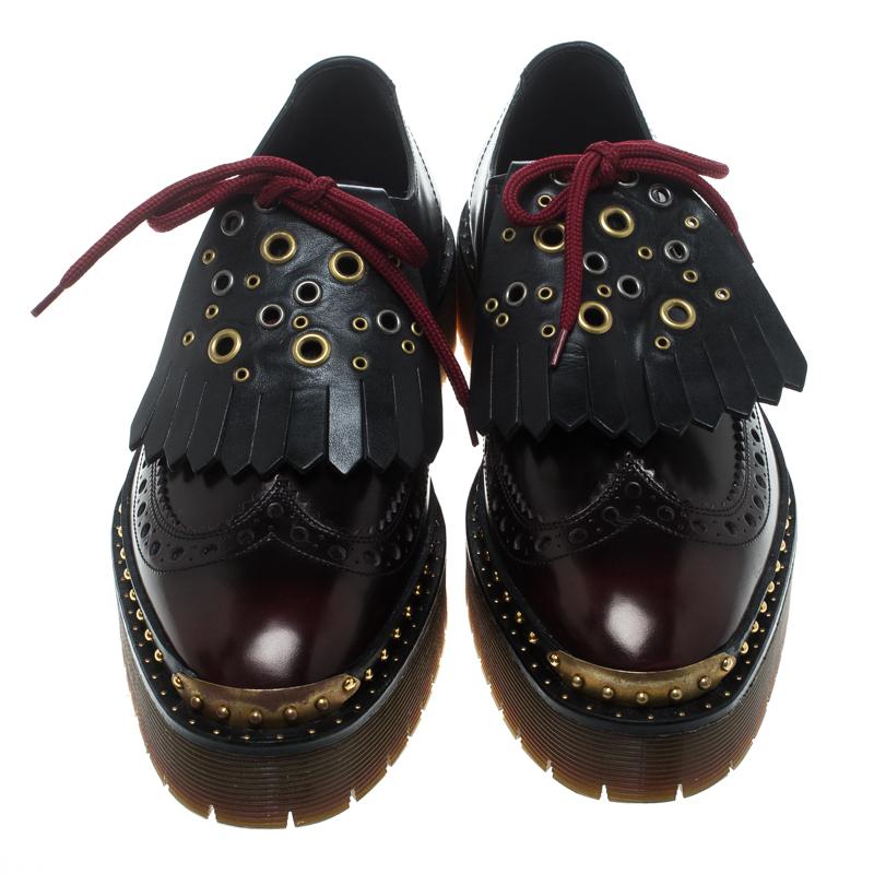 Trendy and smart, this two-tone Bissett Derby from Burberry is a must-have. Crafted from brogue leather and styled with studs, eyelets, ties, and fringe detailing, they are finished with leather-lined insoles and solid platforms. The splendid pair