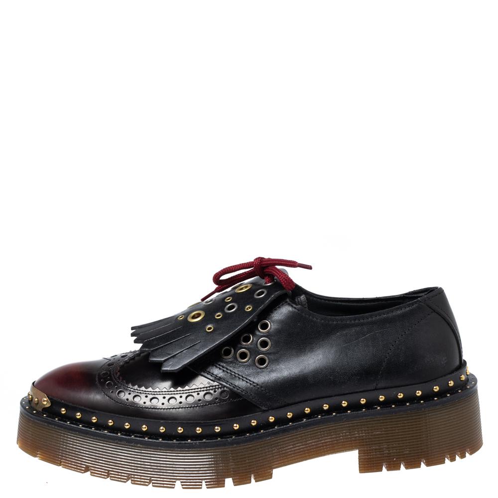 This Burberry Bissett Derby is a must-have. Crafted from brogue leather and styled with studs, eyelets, lace-ups, and fringe detailing, it comes equipped with leather-lined insoles and solid platforms. The splendid pair is perfect to make a