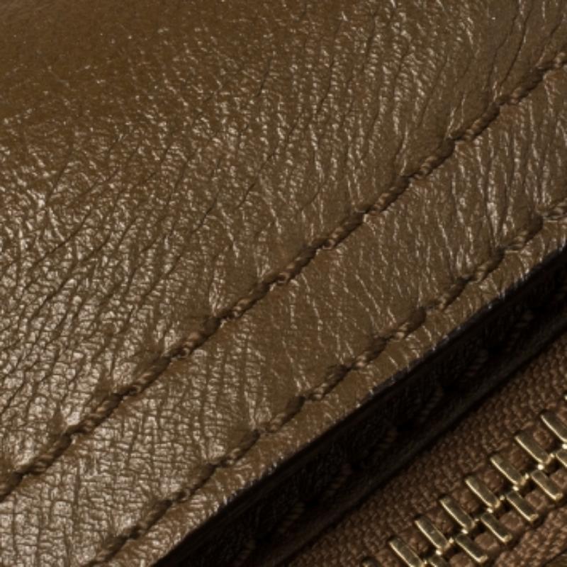 Renowned for its brilliant craftsmanship, this Burberry satchel will instantly add oodles of elegance to your look. Crafted from leather in dual tones of brown, it features a capacious interior secured by a zip closure, two handles, and the label's