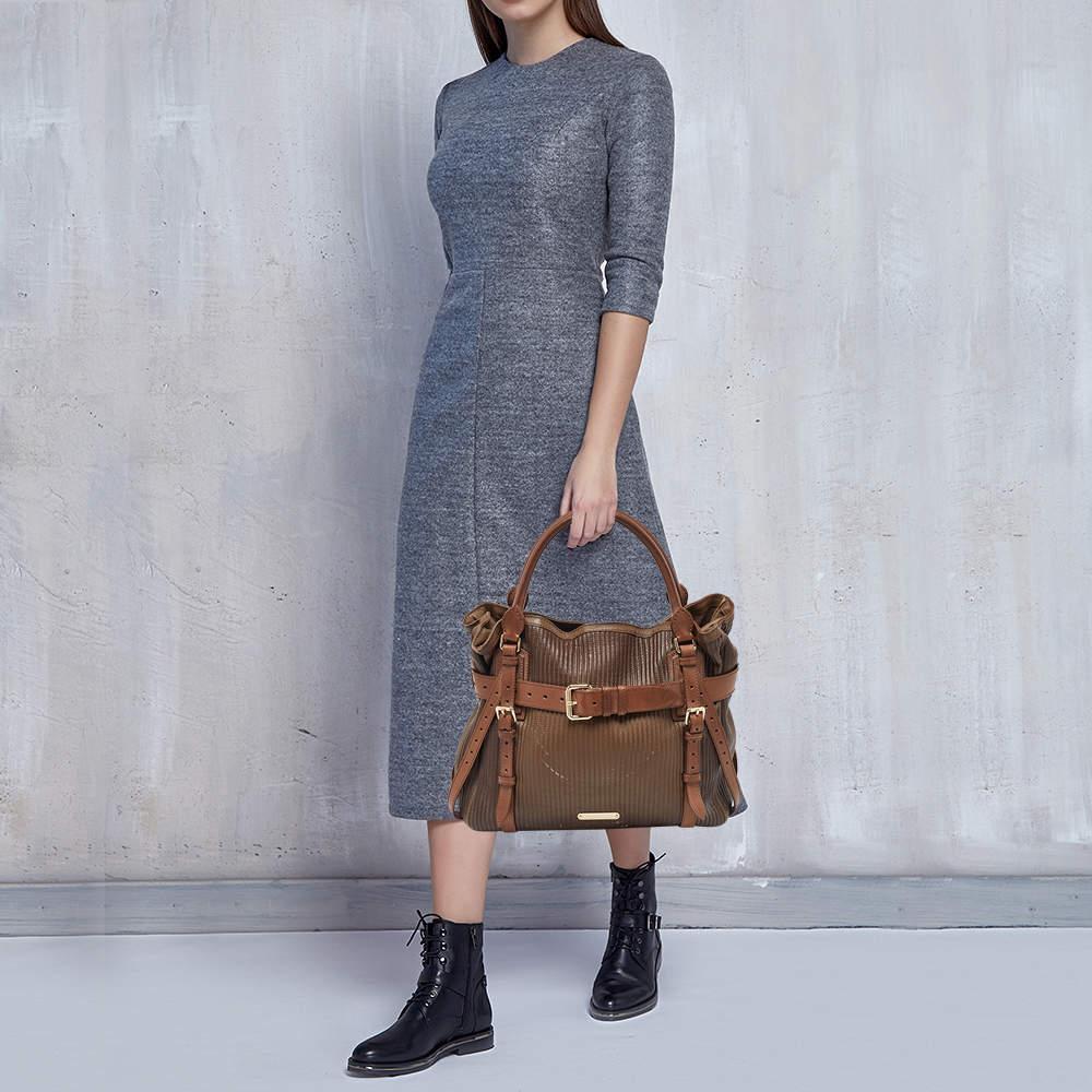 This alluring tote bag for women has been designed to assist you on any day. Convenient to carry and fashionably designed the tote is cut with skill and sewn into a great shape. It is well equipped to be a reliable accessory.