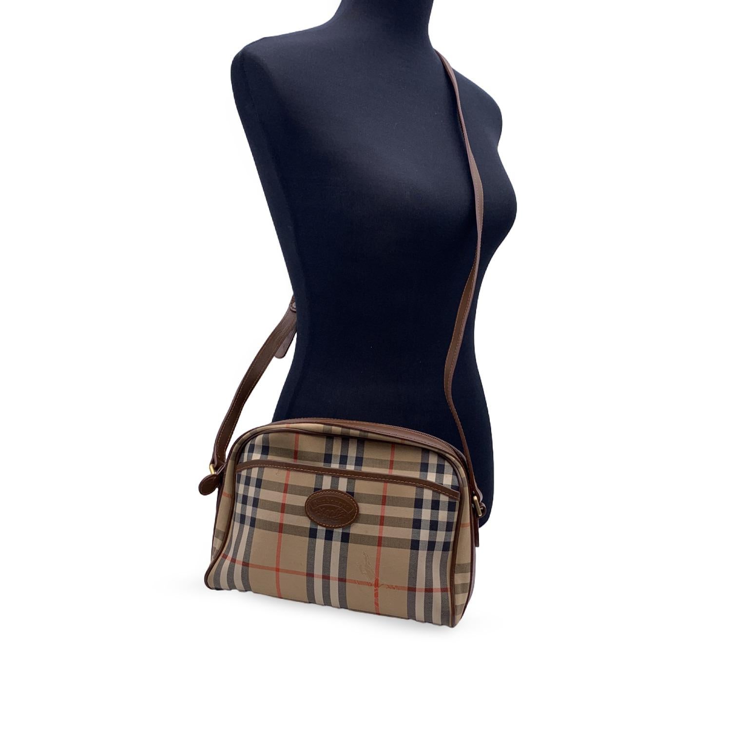 Burberry Crossbody Messenger in iconic nova check plaid canvas with brown leather trim. Front open pocket. Upper zip closure. Brown fabric lining. 1 side zip pocket inside. Adjustable strap.

Condition

B - VERY GOOD

Gently used. Minimal wear of