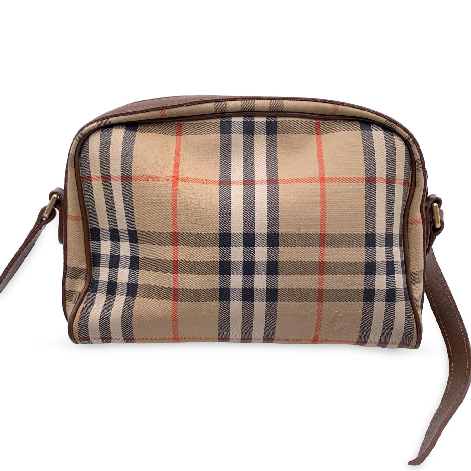 Burberry Vintage Beige Check Canvas Camera Messenger Bag In Good Condition In Rome, Rome