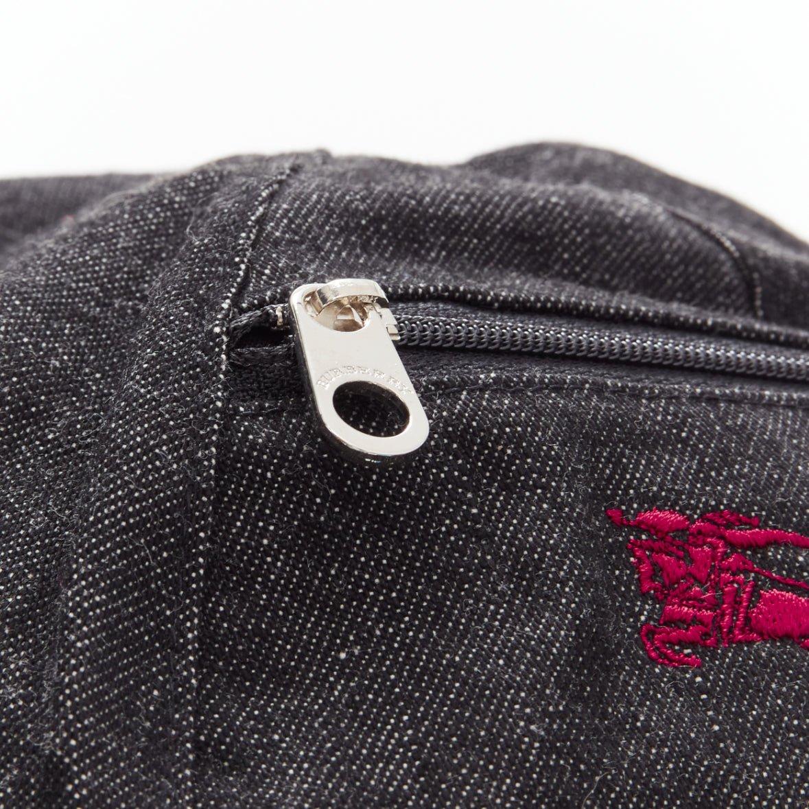BURBERRY Vintage negro denim logo bordado cremallera bolsillo newboy sombrero Sz 54 en venta 3