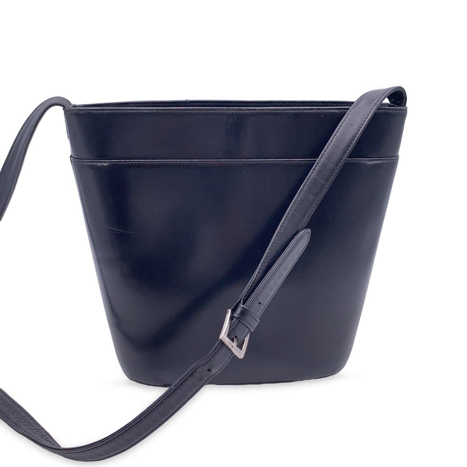 Burberry Vintage Black Leather Haymarket Bucket Shoulder Bag In Good Condition In Rome, Rome