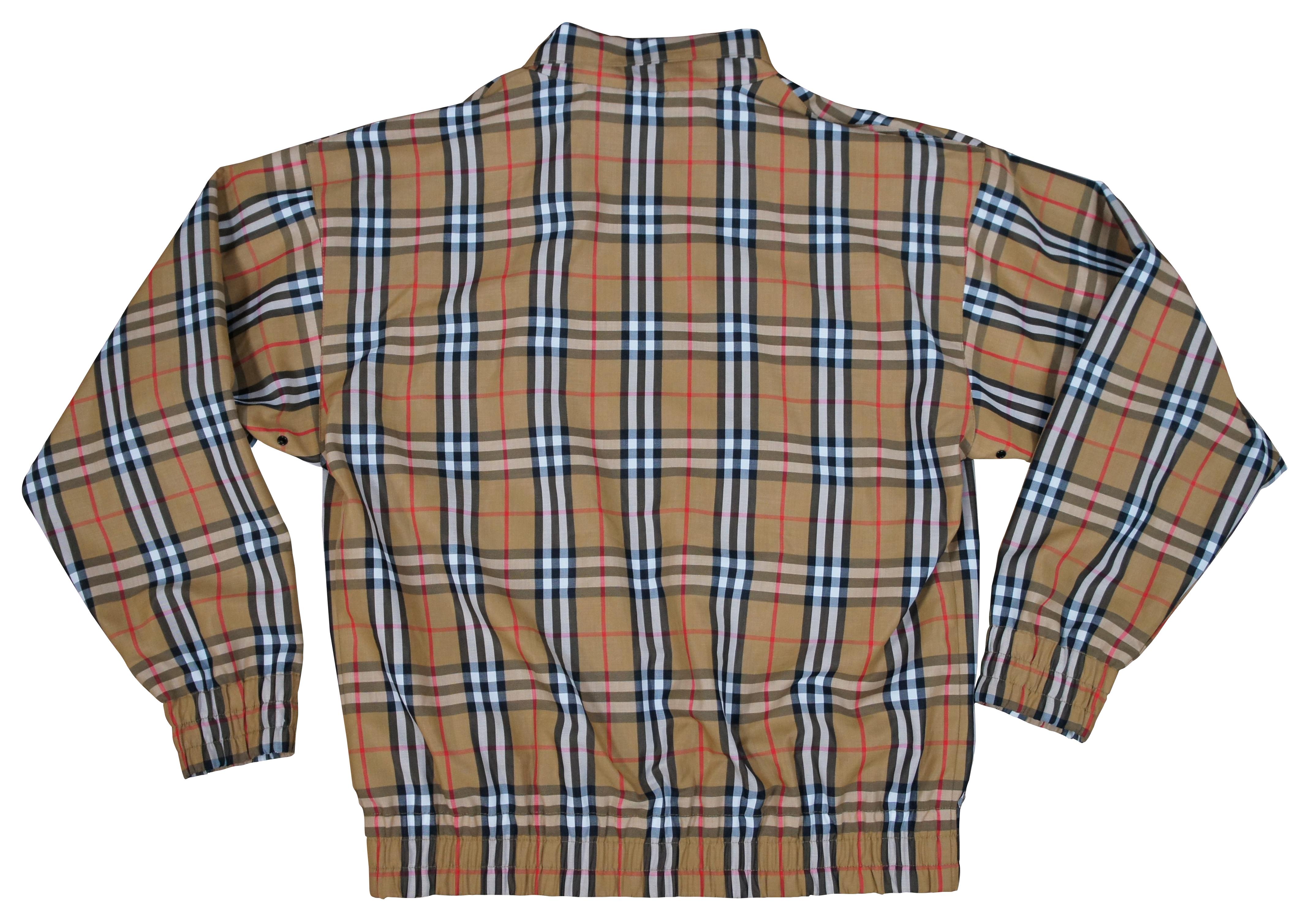 Leichte Burberry London Bomberjacke im Vintage-Karo-Stil mit durchgehendem Reißverschluss, hochgeschlossenem Kragen, Seitennahttaschen mit Reißverschluss und elastischen Bündchen und Saum.

Größe 50 / Schultern - 23,5
