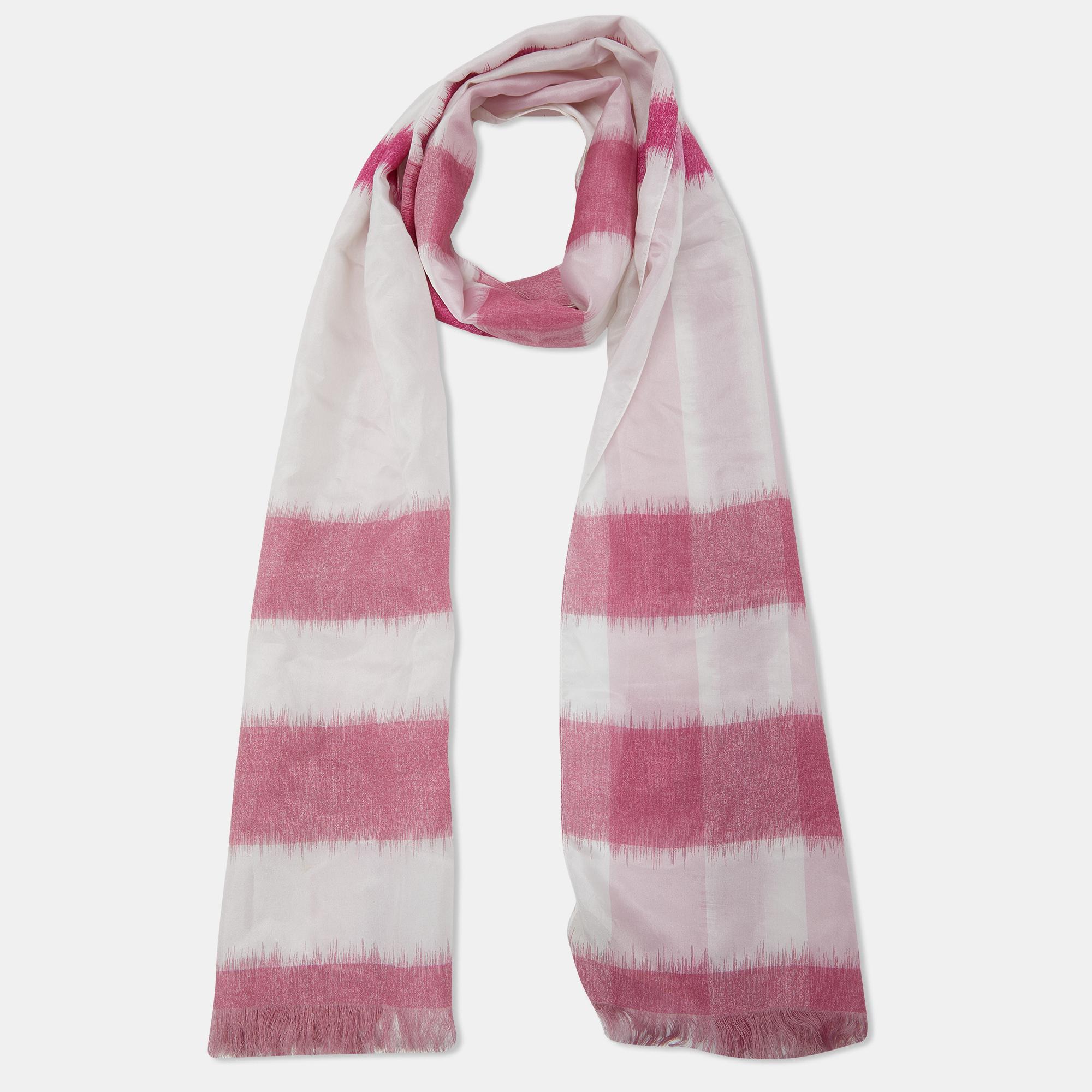 Made from quality fabric, this Burberry scarf is gorgeous. It is easy to style and luxurious in appeal.

